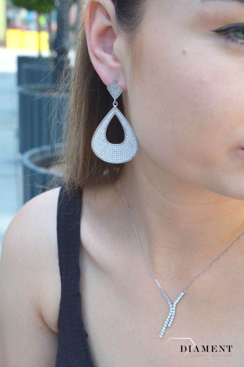 Kolczyki srebrne wiszące do ślubu łezki w cyrkonie to nieskazitelne srebrne kolczyki w kształcie skrzydeł z białymi cyrkoniami. Zapięcie z tyłu na sztyfcie. Oryginalne i w nowoczesnym stylu podkreślające ko.jpg