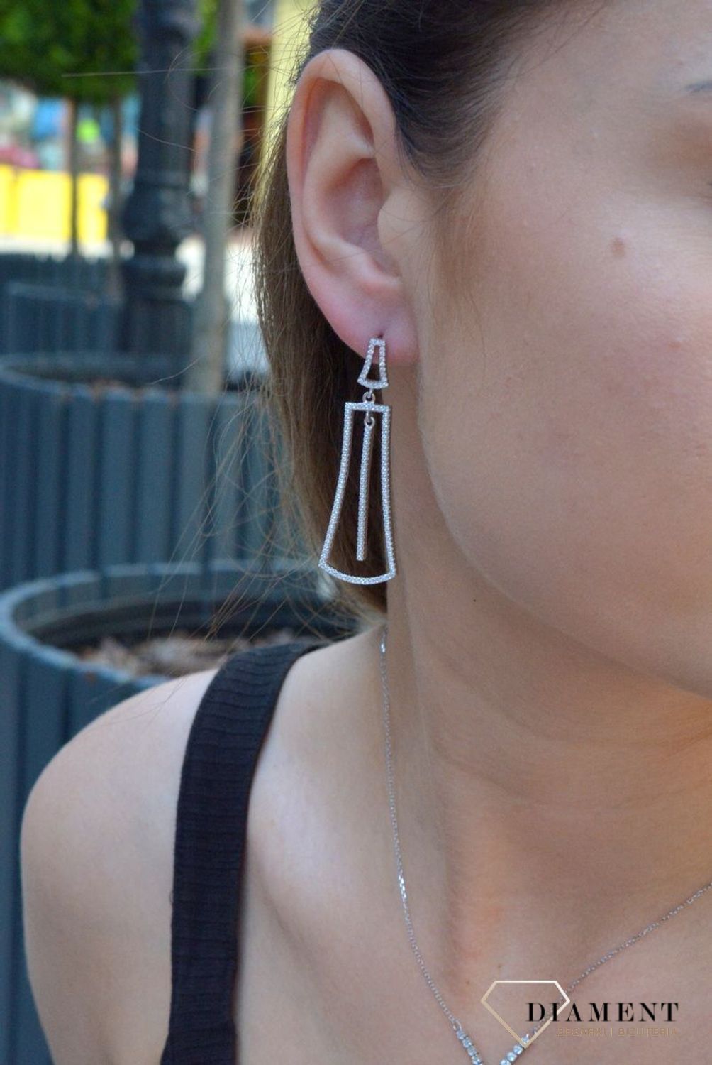 Kolczyki srebrne wiszące do ślubu w cyrkonie to nieskazitelne srebrne kolczyki z białymi cyrkoniami. Zapięcie z tyłu na sztyfcie. Oryginalne i w nowoczesnym stylu podkreślające kobiecość i elegancję..jpg