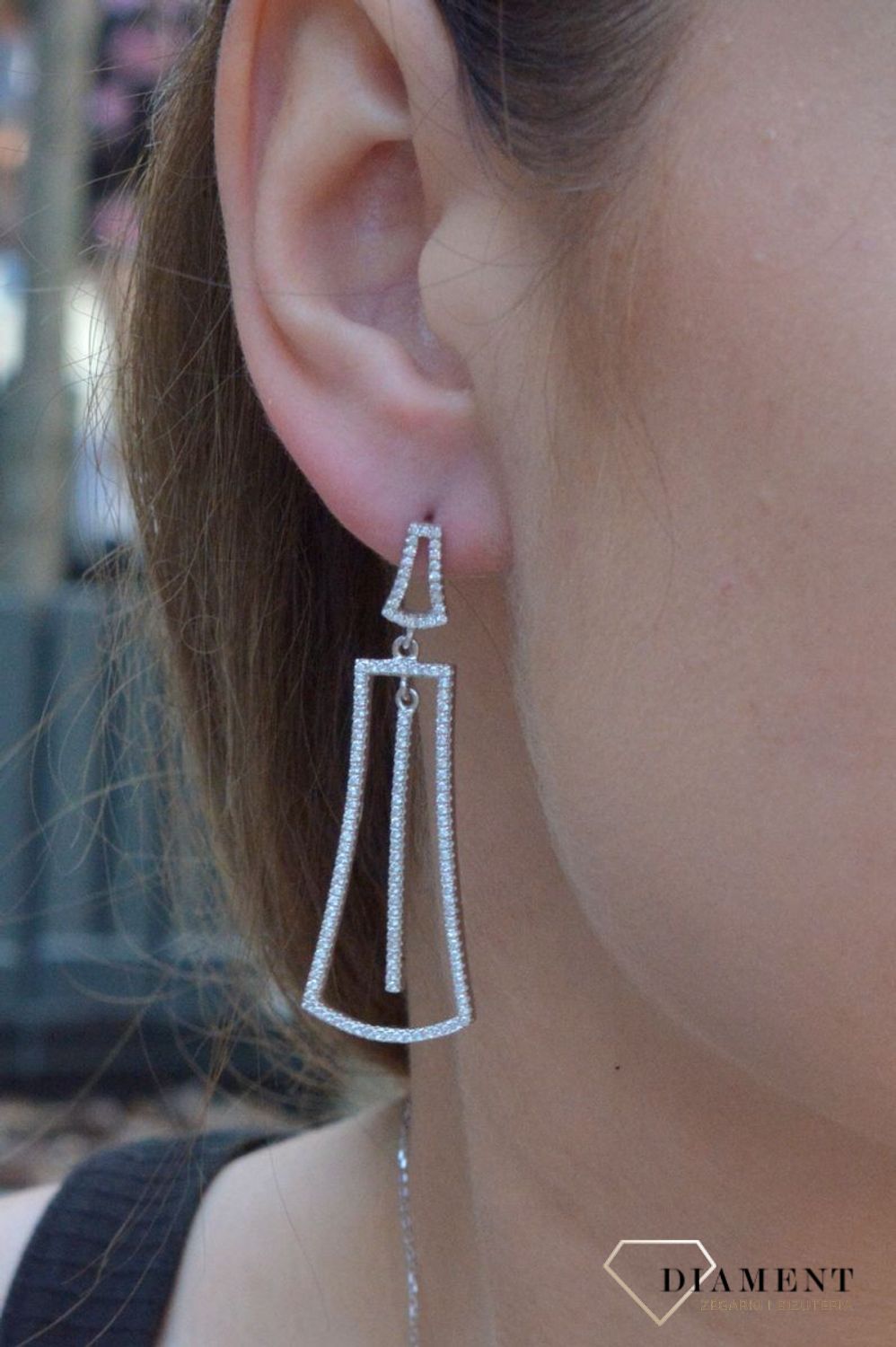 Kolczyki srebrne wiszące do ślubu w cyrkonie to nieskazitelne srebrne kolczyki z białymi cyrkoniami. Zapięcie z tyłu na sztyfcie. Oryginalne i w nowoczesnym stylu podkreślające kobiecość i elegancję..jpg