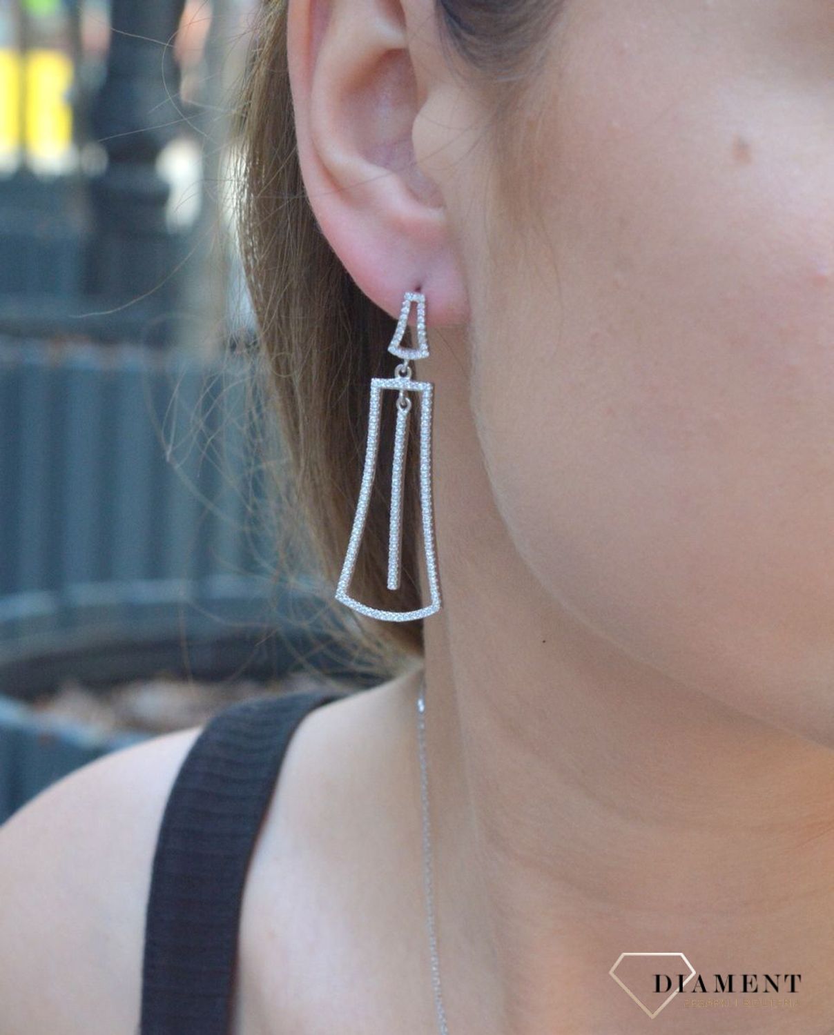 Kolczyki srebrne wiszące do ślubu w cyrkonie to nieskazitelne srebrne kolczyki z białymi cyrkoniami. Zapięcie z tyłu na sztyfcie. Oryginalne i w nowoczesnym stylu podkreślające kobiecość i elegancję..jpg