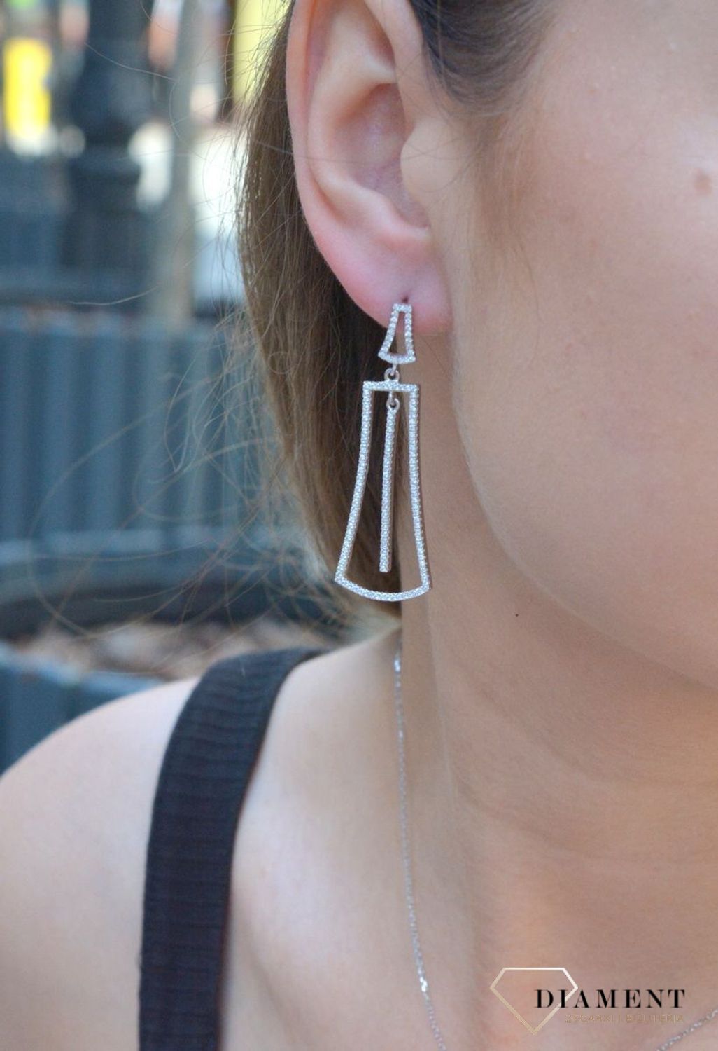 Kolczyki srebrne wiszące do ślubu w cyrkonie to nieskazitelne srebrne kolczyki z białymi cyrkoniami. Zapięcie z tyłu na sztyfcie. Oryginalne i w nowoczesnym stylu podkreślające kobiecość i elegancję..jpg