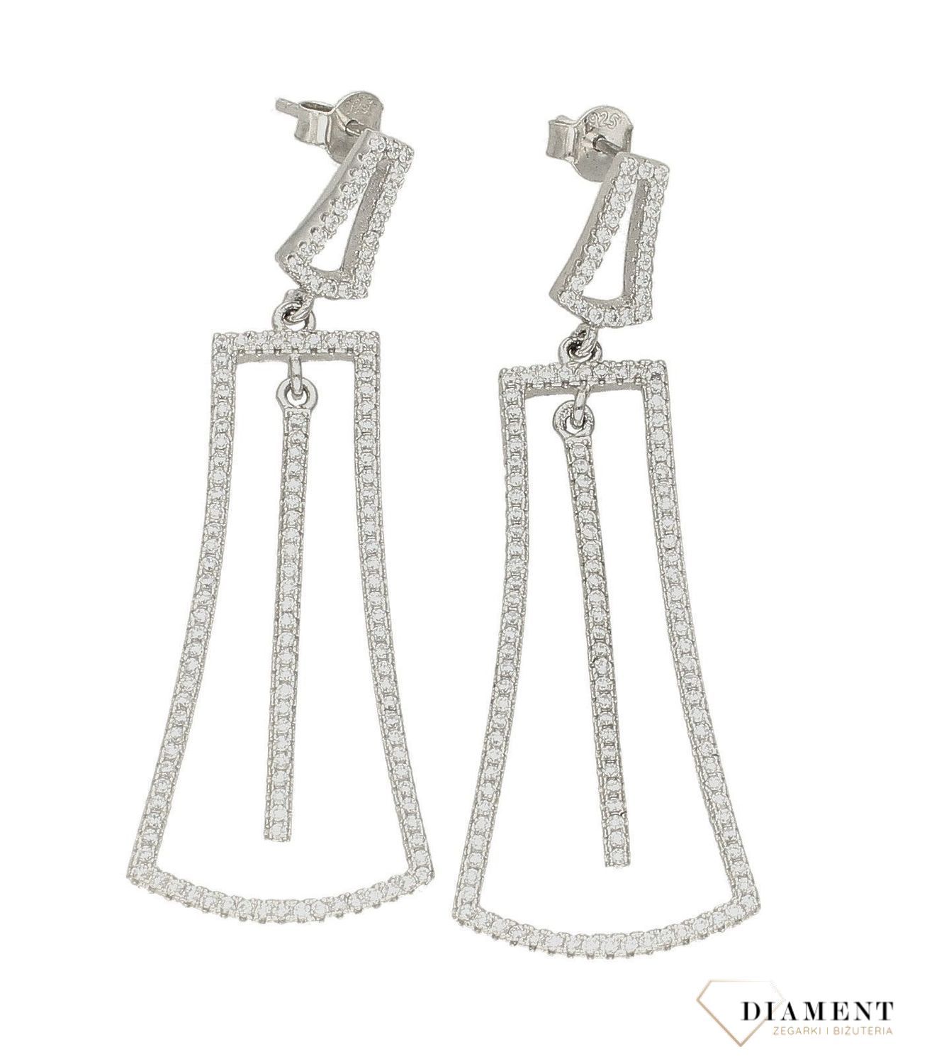 Kolczyki srebrne wiszące do ślubu w cyrkonie to nieskazitelne srebrne kolczyki z białymi cyrkoniami. Zapięcie z tyłu na sztyfcie. Oryginalne i w nowoczesnym stylu podkreślające kobiecość i elegancję..jpg