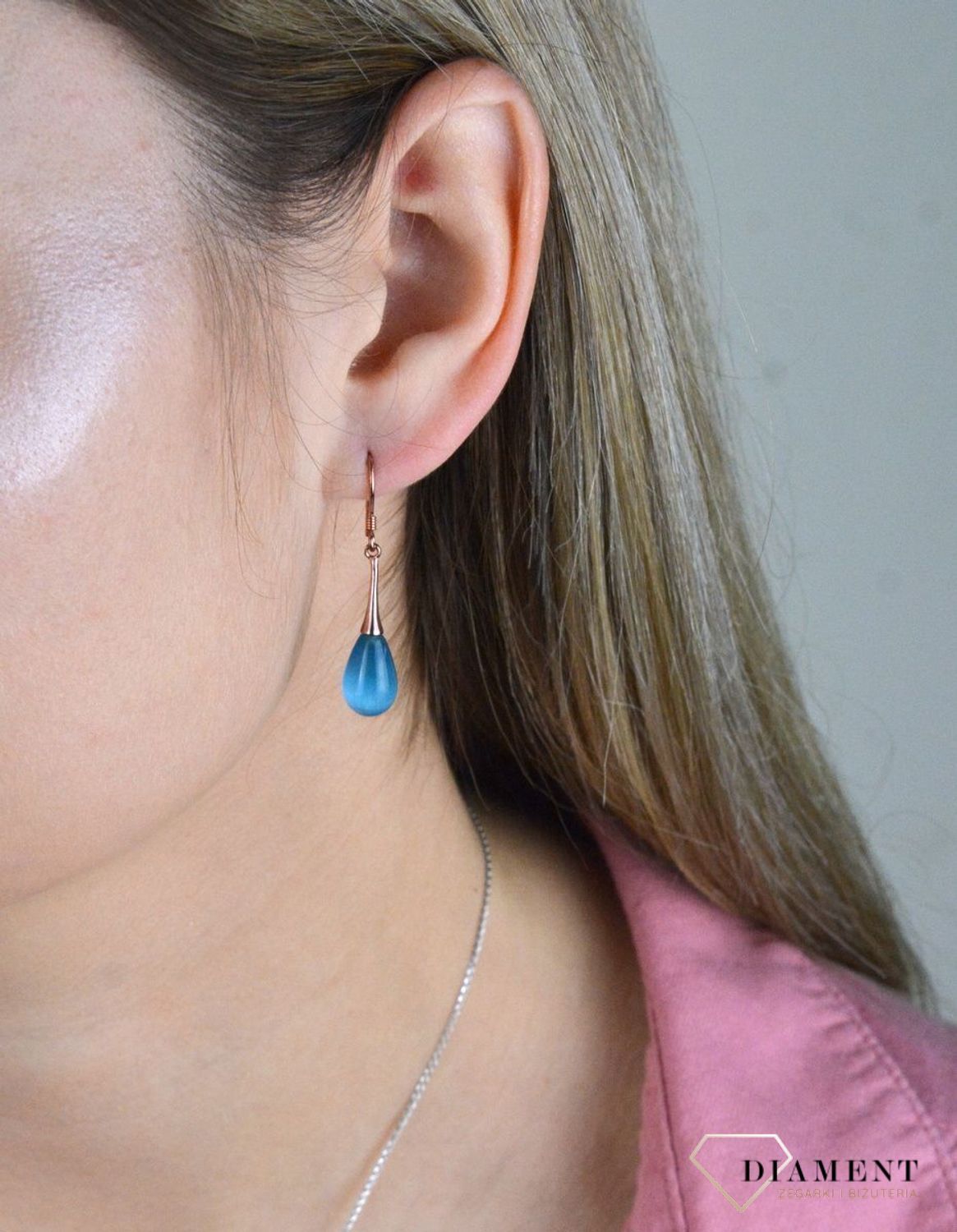 Kolczyki srebrne niebieskie sopelki 925 DIA-KLC-6785rg-925. Niebieskie sopelki w niebieskim odcieniu pięknie błyszczy się w słońcu. Kolczyki wykonane z najwyższej jakości srebra próby 925 w kolorze różowego złota. Długość kolc.jpg