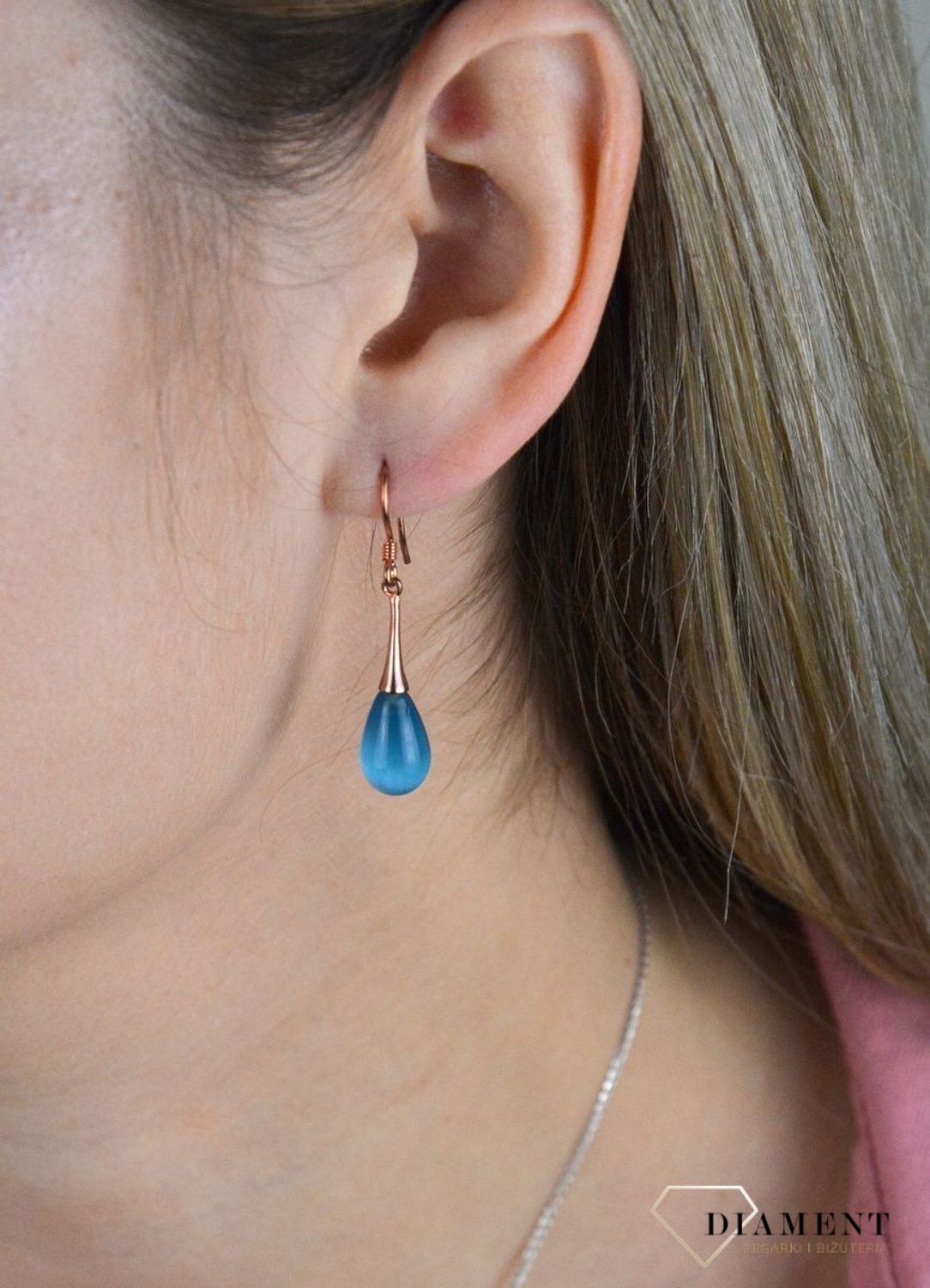 Kolczyki srebrne niebieskie sopelki 925 DIA-KLC-6785rg-925. Niebieskie sopelki w niebieskim odcieniu pięknie błyszczy się w słońcu. Kolczyki wykonane z najwyższej jakości srebra próby 925 w kolorze różowego złota. Długość kolc.jpg
