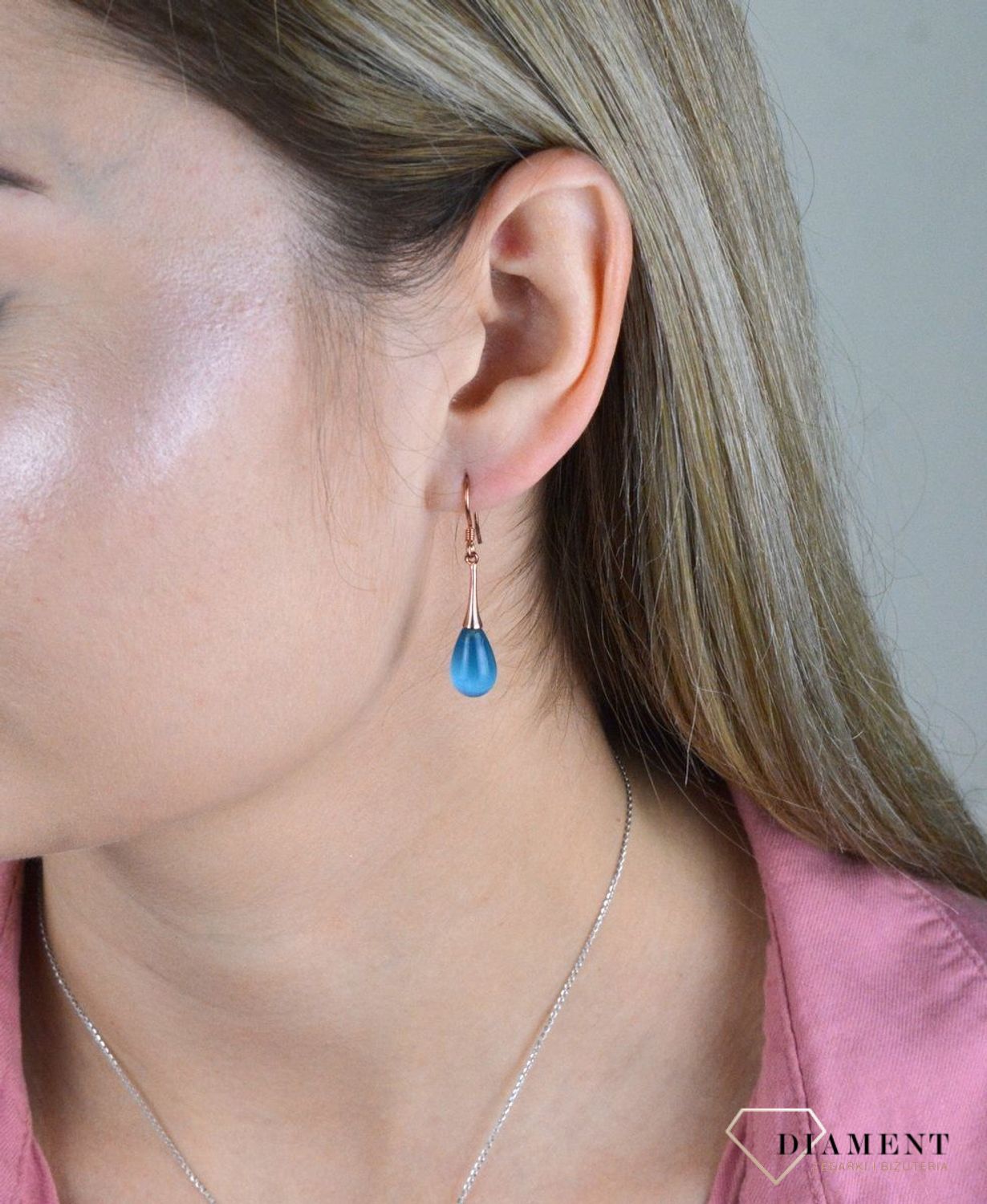 Kolczyki srebrne niebieskie sopelki 925 DIA-KLC-6785rg-925. Niebieskie sopelki w niebieskim odcieniu pięknie błyszczy się w słońcu. Kolczyki wykonane z najwyższej jakości srebra próby 925 w kolorze różowego złota. Długość kolc.jpg
