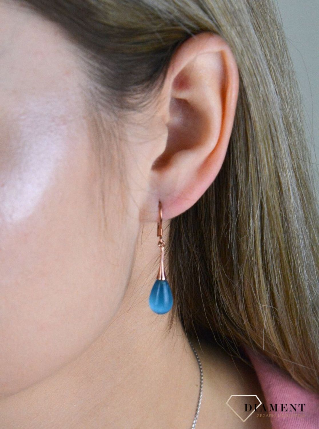 Kolczyki srebrne niebieskie sopelki 925 DIA-KLC-6785rg-925. Niebieskie sopelki w niebieskim odcieniu pięknie błyszczy się w słońcu. Kolczyki wykonane z najwyższej jakości srebra próby 925 w kolorze różowego złota. Długość kolc.jpg