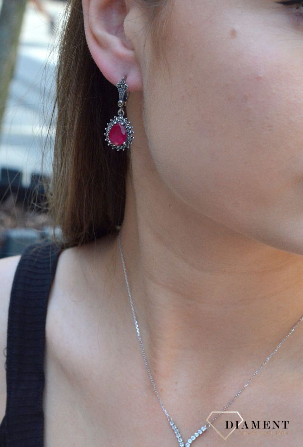 Srebrne kolczyki z markazytami to propozycja od sklepu jubilerskiego Diament. Biżuteria dla osoby, która lubi różnorodne i odważne dodatki w swoich stylizacjach. Kolczyki charakteryzują się niezwykłą prec.jpg
