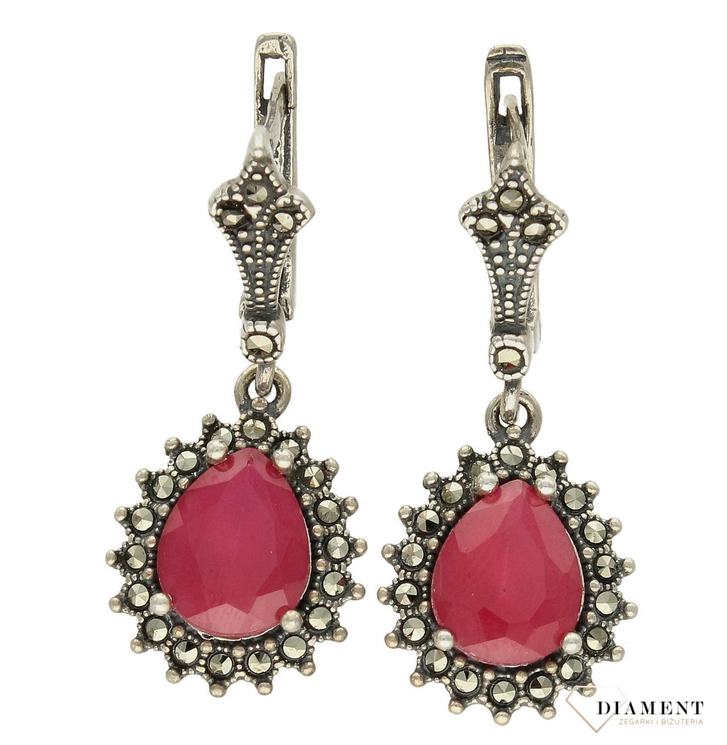 Srebrne kolczyki z markazytami to propozycja od sklepu jubilerskiego Diament. Biżuteria dla osoby, która lubi różnorodne i odważne dodatki w swoich stylizacjach. Kolczyki charakteryzują się niezwykłą prec.jpg