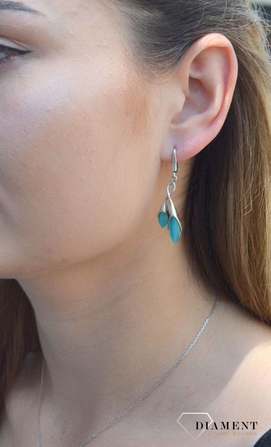 Srebrne kolczyki ozdobione turkusowym uleksytem w srebrnej oprawie na zapięcie angielskie. Delikatne kolczyki wykonane z najwyższej jakości srebrna próby 925 wyglądają bardzo elegancko..jpg