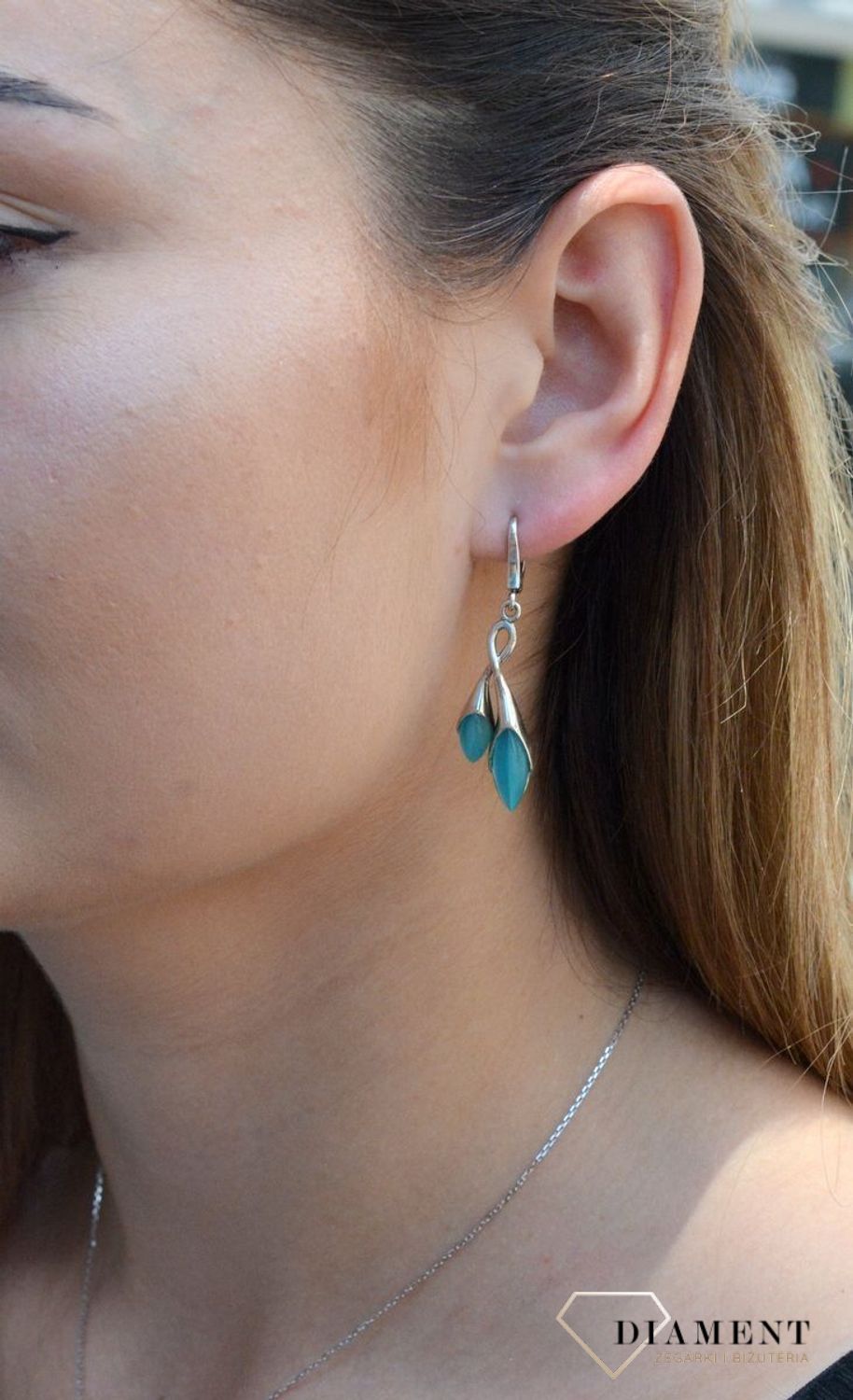Srebrne kolczyki ozdobione turkusowym uleksytem w srebrnej oprawie na zapięcie angielskie. Delikatne kolczyki wykonane z najwyższej jakości srebrna próby 925 wyglądają bardzo elegancko..jpg