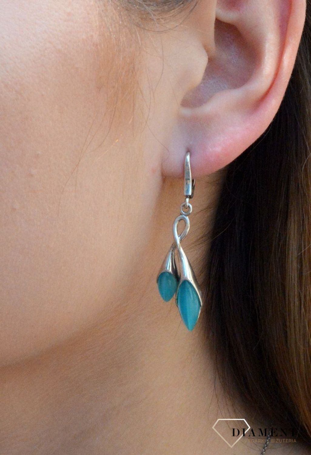 Srebrne kolczyki ozdobione turkusowym uleksytem w srebrnej oprawie na zapięcie angielskie. Delikatne kolczyki wykonane z najwyższej jakości srebrna próby 925 wyglądają bardzo elegancko..jpg