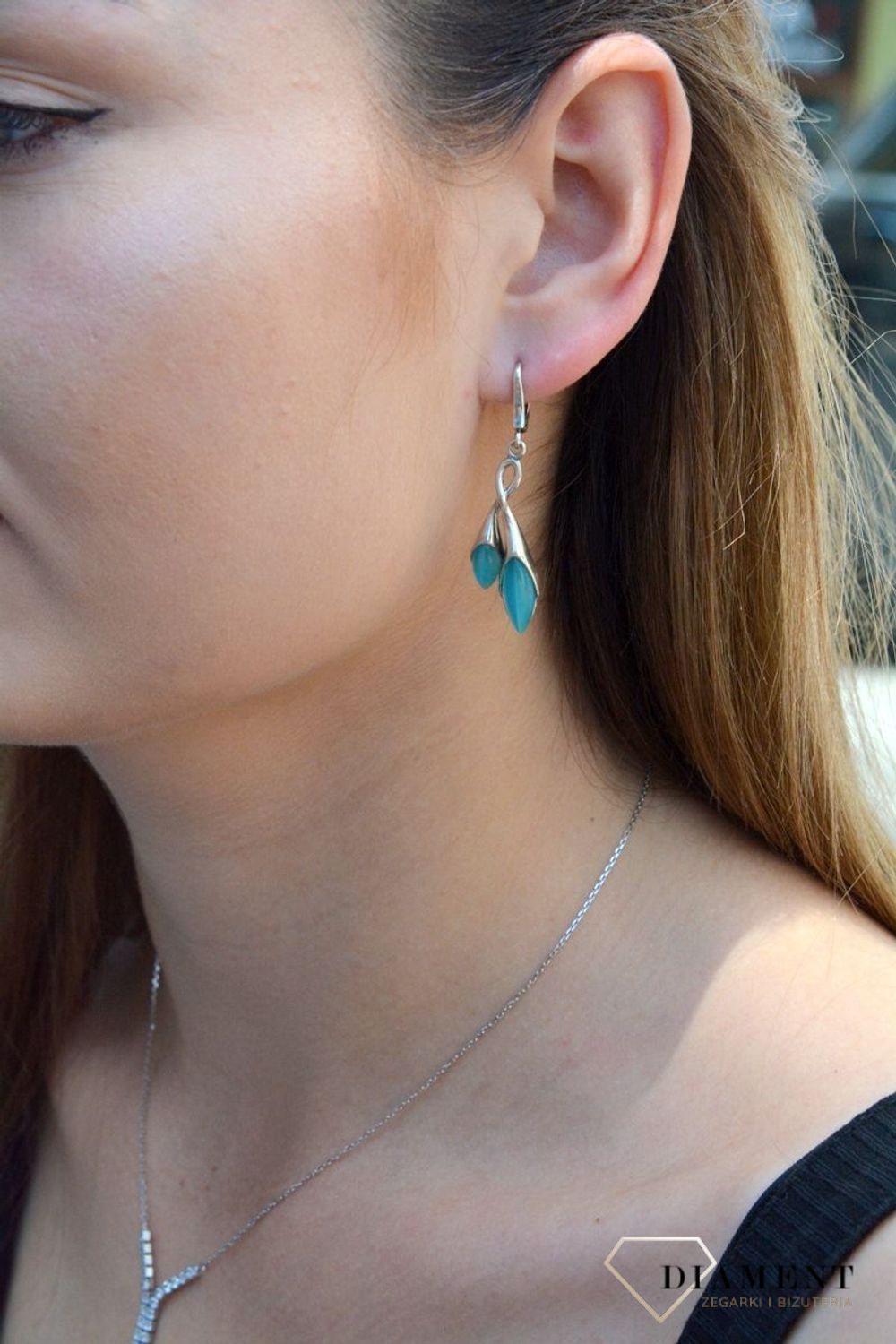 Srebrne kolczyki ozdobione turkusowym uleksytem w srebrnej oprawie na zapięcie angielskie. Delikatne kolczyki wykonane z najwyższej jakości srebrna próby 925 wyglądają bardzo elegancko..jpg