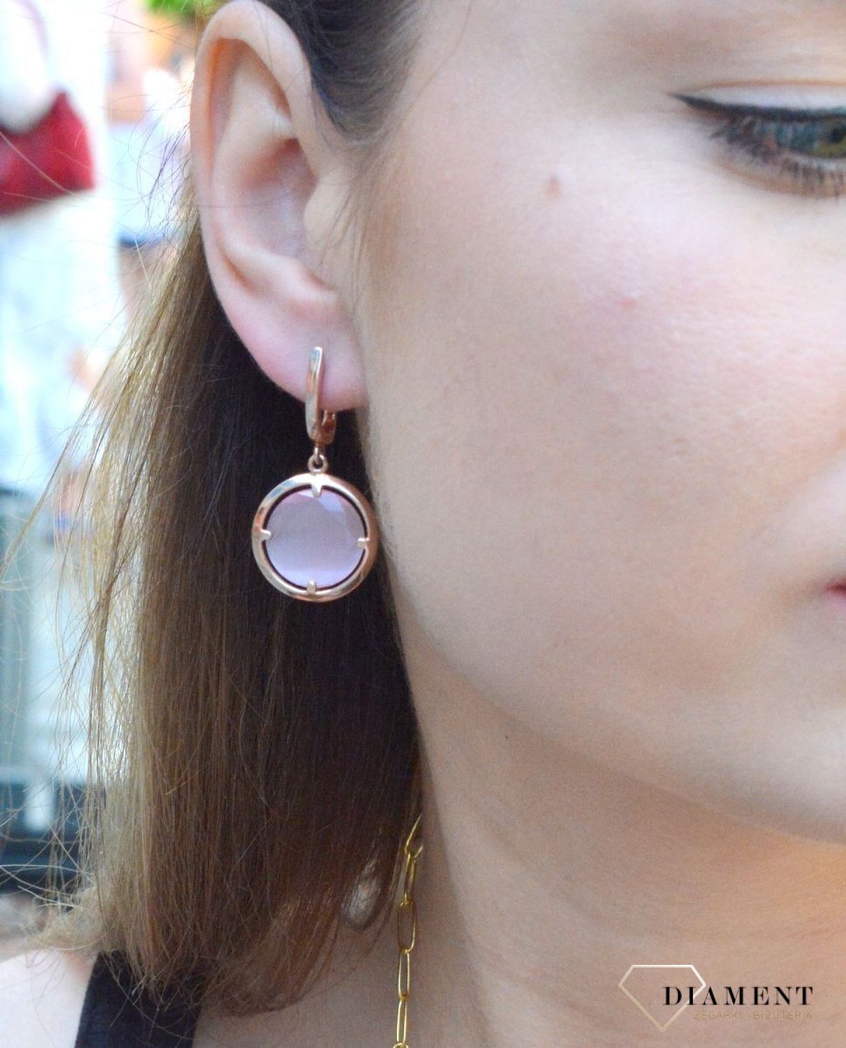 Kolczyki srebrne pokryte złotem z kwarcem różowym DIA-KLC-6790-925. Kolczyki okrągłe pozłacane. Kolczyki srebrne z kwarcem syntetycznym. Kolczyki w kolorze różowego złota. Kolczyki damskie okrągłe z kwarcem.jpg