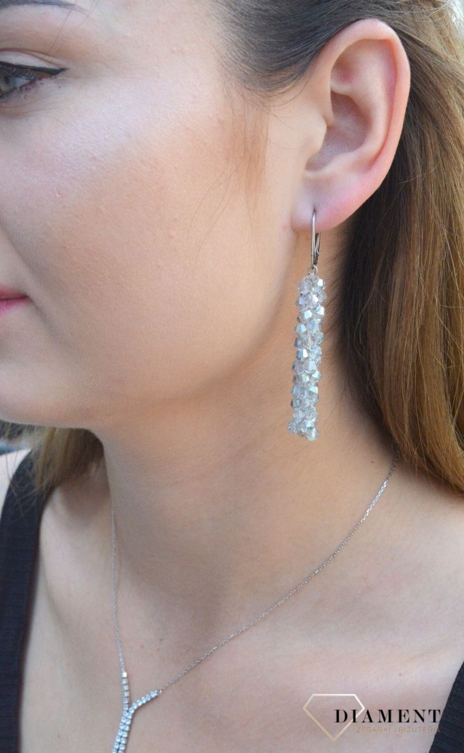 Kolczyki srebrne wiszące Swarovski DIA-KLC-6804-925. Kolczyki wiszące srebrne. Kolczyki srebrne damskie. Kolczyki Swarovski element. Kolczyki damskie z kryształkami Swarovskiego. Idealne kolczyki do wieczorowej stylizacji. Kol.jpg
