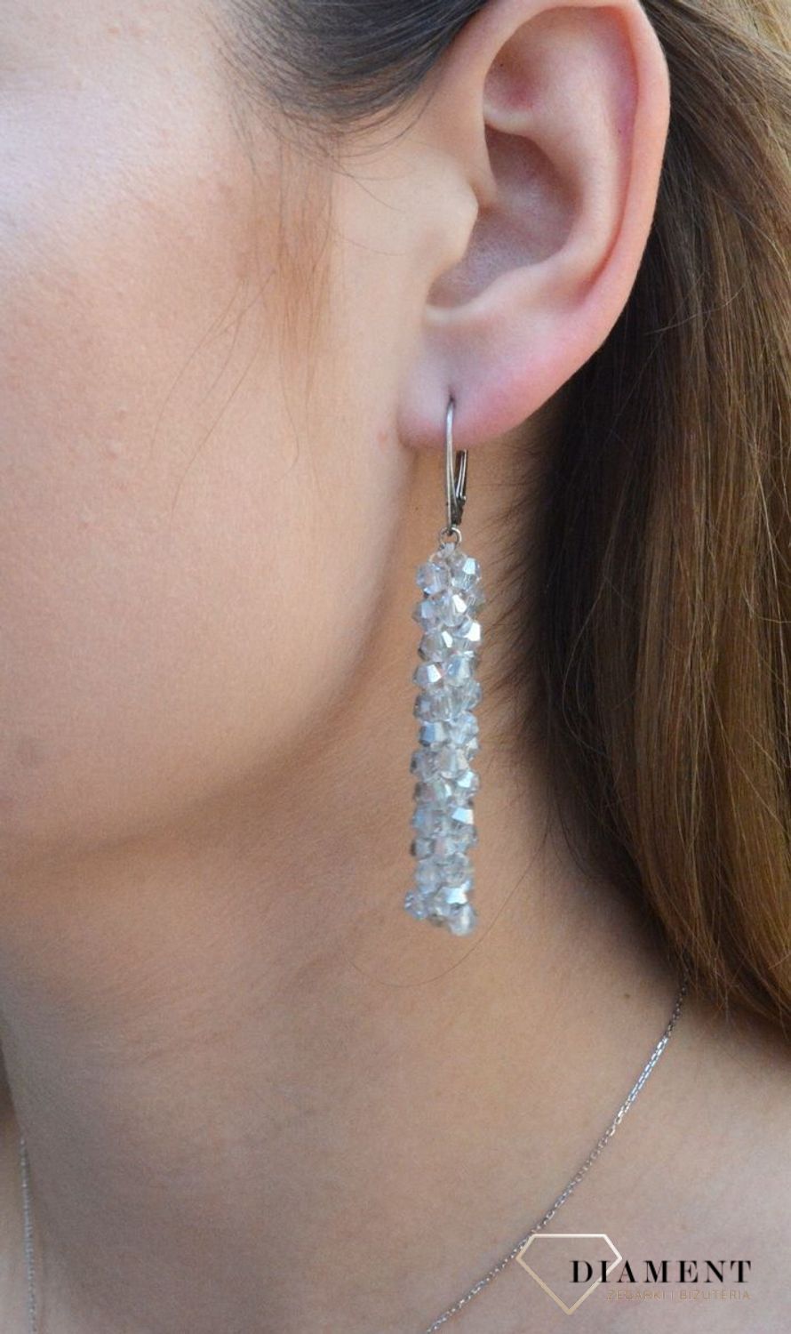 Kolczyki srebrne wiszące Swarovski DIA-KLC-6804-925. Kolczyki wiszące srebrne. Kolczyki srebrne damskie. Kolczyki Swarovski element. Kolczyki damskie z kryształkami Swarovskiego. Idealne kolczyki do wieczorowej stylizacji. Kol.jpg