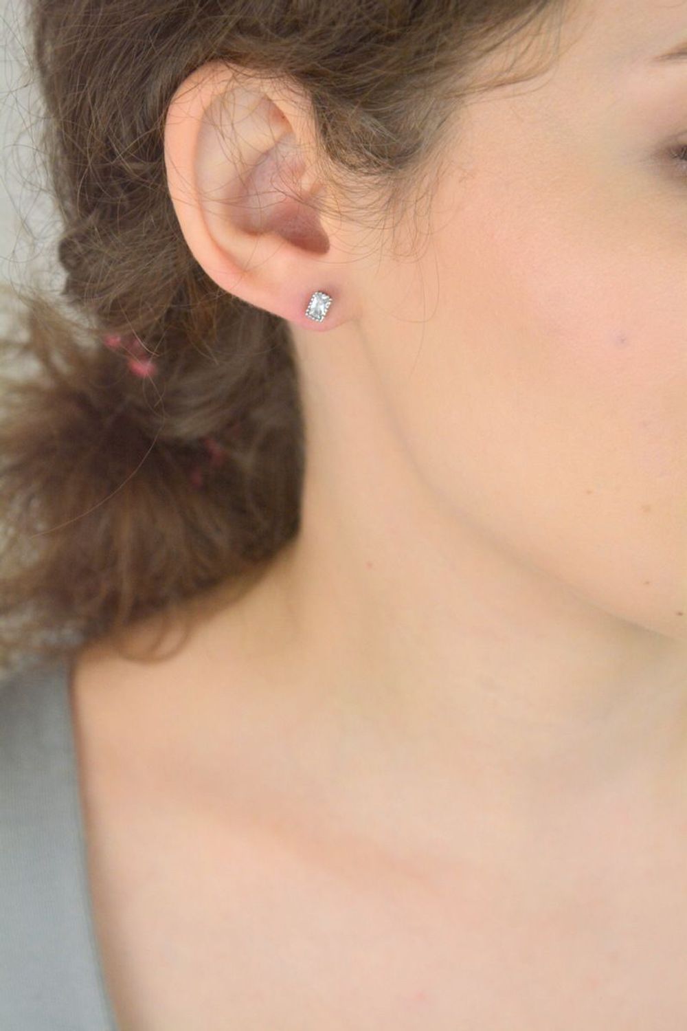 Kolczyki damskie srebrne 925 – DIA-KLC-6832-925. Zdobione prostokątną cyrkonią 6x4 mm, zapięcie sztyft, waga 1,20 g. Klasyczna elegancja na co dzień i na wyjątkowe okazje.1.jpg