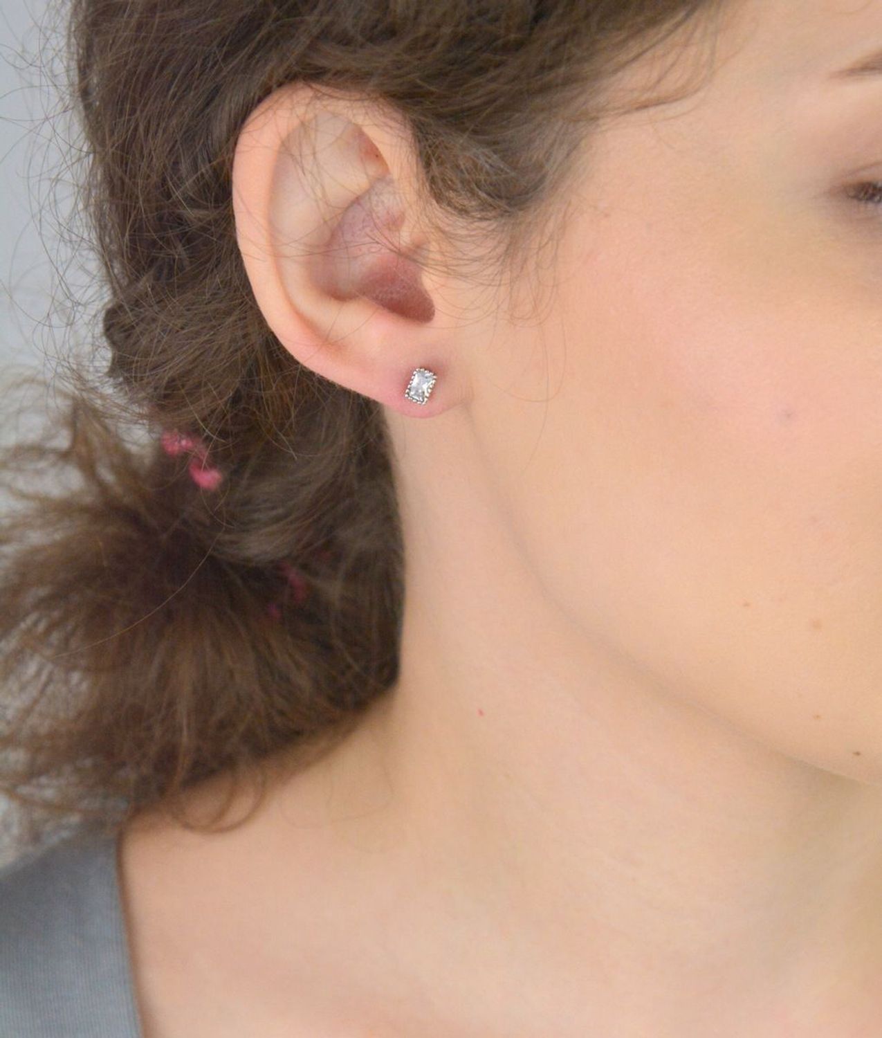 Kolczyki damskie srebrne 925 – DIA-KLC-6832-925. Zdobione prostokątną cyrkonią 6x4 mm, zapięcie sztyft, waga 1,20 g. Klasyczna elegancja na co dzień i na wyjątkowe okazje.1.jpg