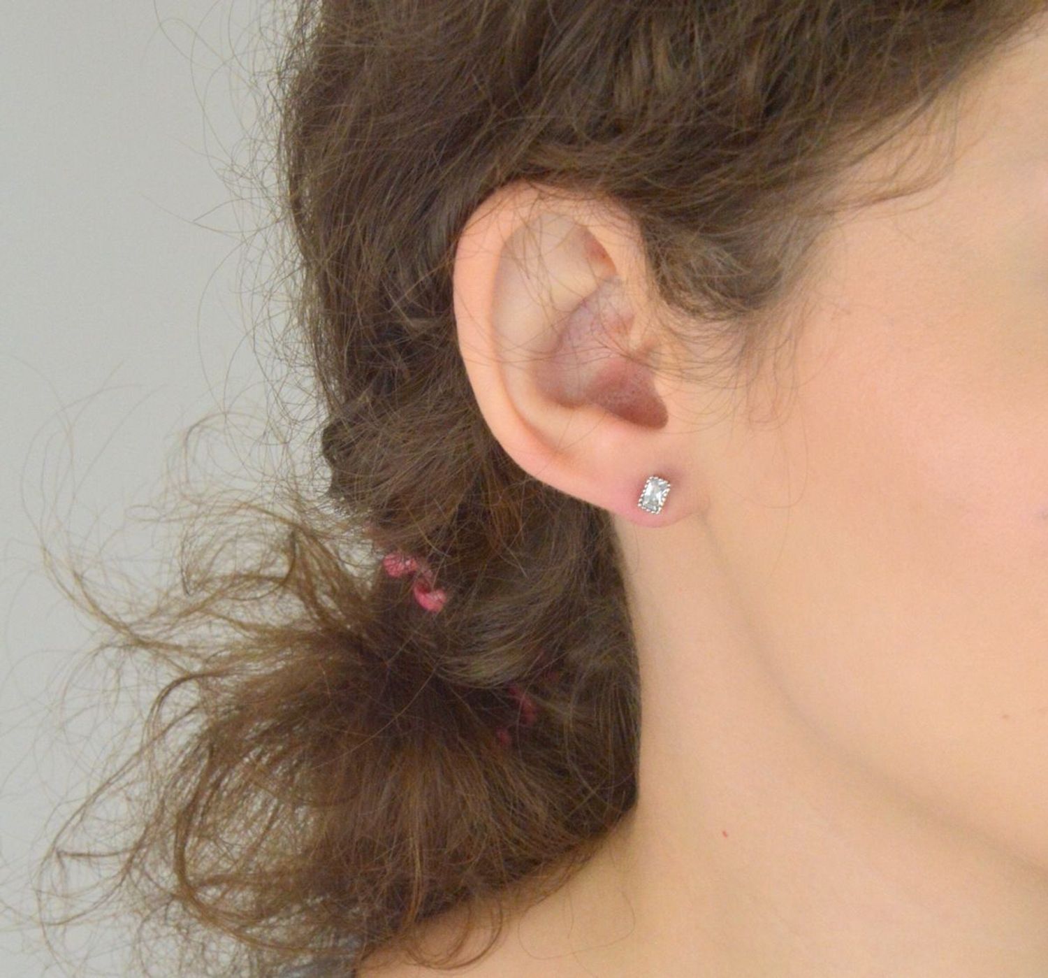 Kolczyki damskie srebrne 925 – DIA-KLC-6832-925. Zdobione prostokątną cyrkonią 6x4 mm, zapięcie sztyft, waga 1,20 g. Klasyczna elegancja na co dzień i na wyjątkowe okazje.1.jpg