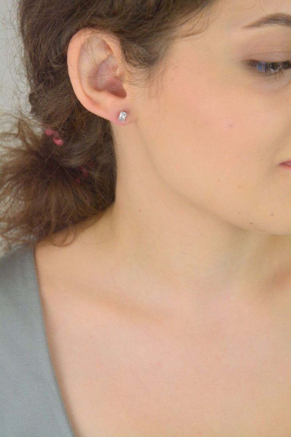 Kolczyki damskie srebrne 925 – DIA-KLC-6832-925. Zdobione prostokątną cyrkonią 6x4 mm, zapięcie sztyft, waga 1,20 g. Klasyczna elegancja na co dzień i na wyjątkowe okazje.1.jpg