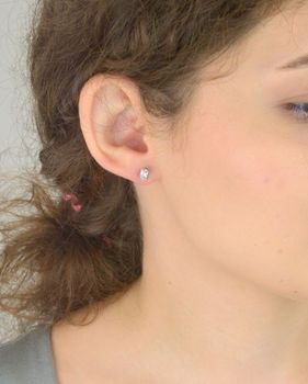Kolczyki damskie srebrne 925 – DIA-KLC-6832-925. Zdobione prostokątną cyrkonią 6x4 mm, zapięcie sztyft, waga 1,20 g. Klasyczna elegancja na co dzień i na wyjątkowe okazje (2).JPG