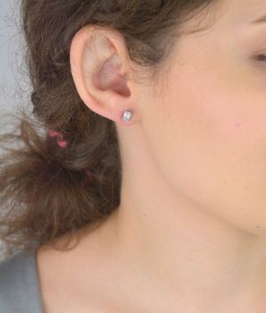 Kolczyki damskie srebrne 925 – DIA-KLC-6832-925. Zdobione prostokątną cyrkonią 6x4 mm, zapięcie sztyft, waga 1,20 g. Klasyczna elegancja na co dzień i na wyjątkowe okazje (3).JPG
