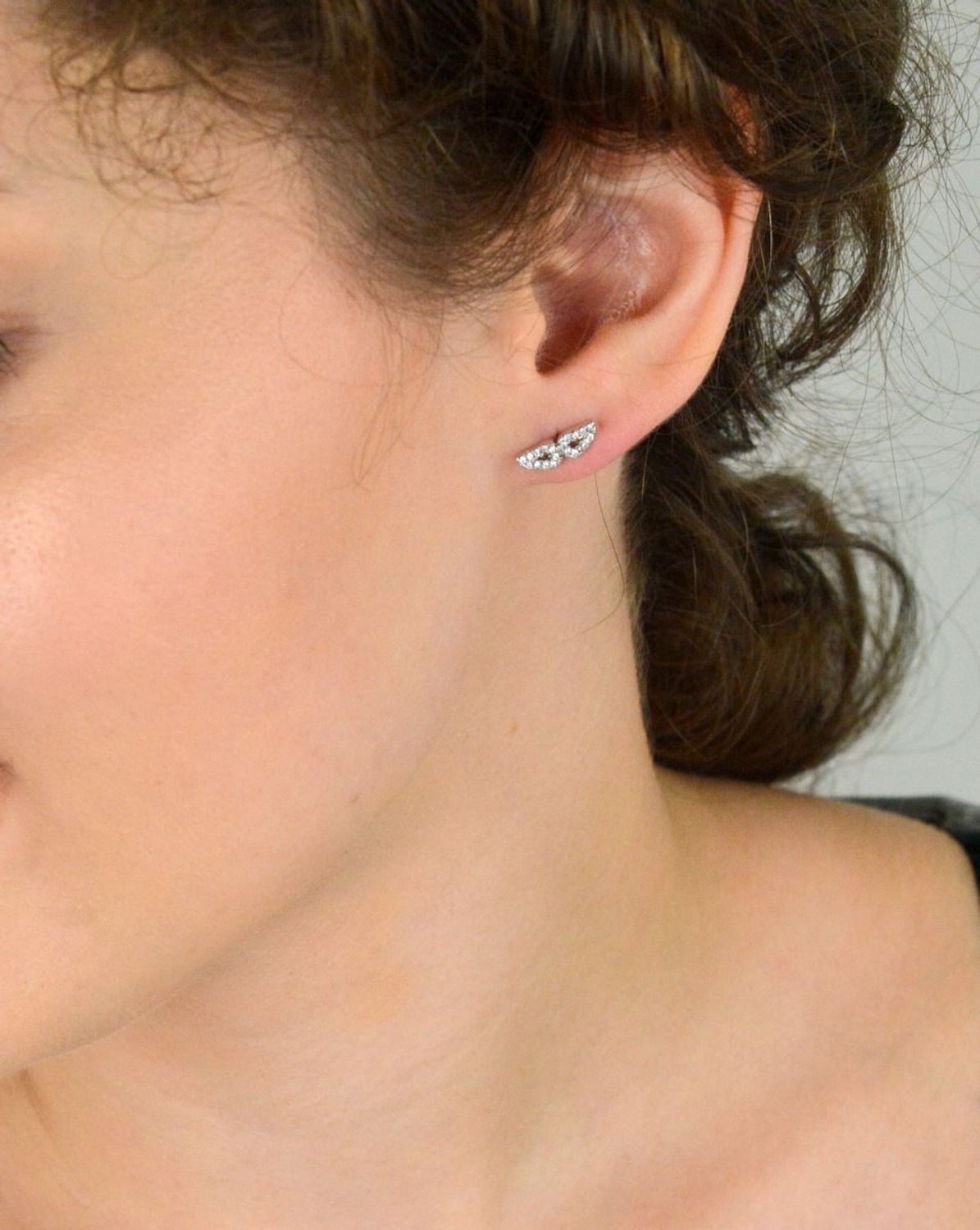 Srebrne kolczyki 925 w kształcie maski, zdobione cyrkoniami. Wymiary 1,2 × 4 mm, zapięcie sztyft. Elegancki, miniaturowy motyw z subtelnym blaskiem.1.jpg