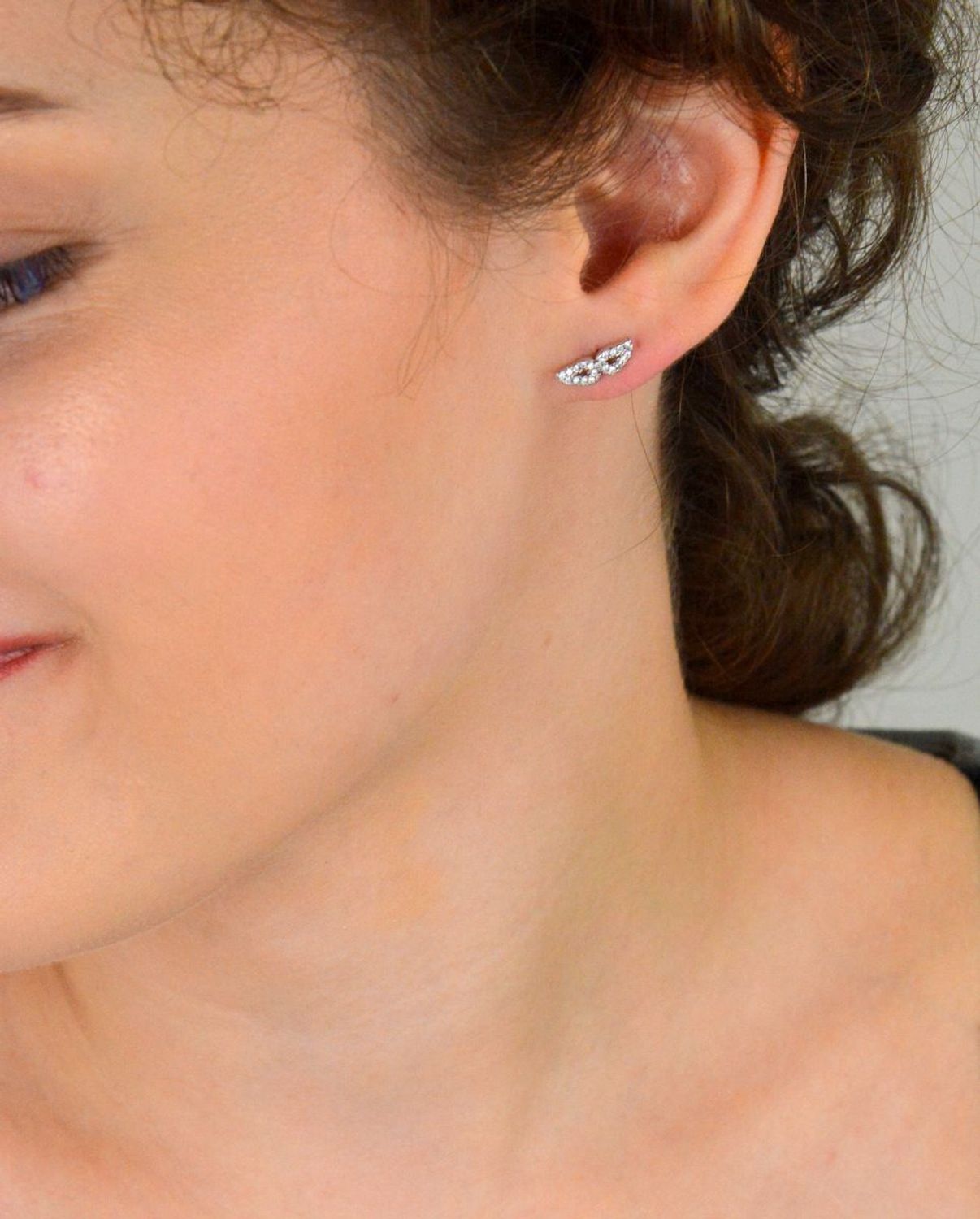 Srebrne kolczyki 925 w kształcie maski, zdobione cyrkoniami. Wymiary 1,2 × 4 mm, zapięcie sztyft. Elegancki, miniaturowy motyw z subtelnym blaskiem.1.jpg