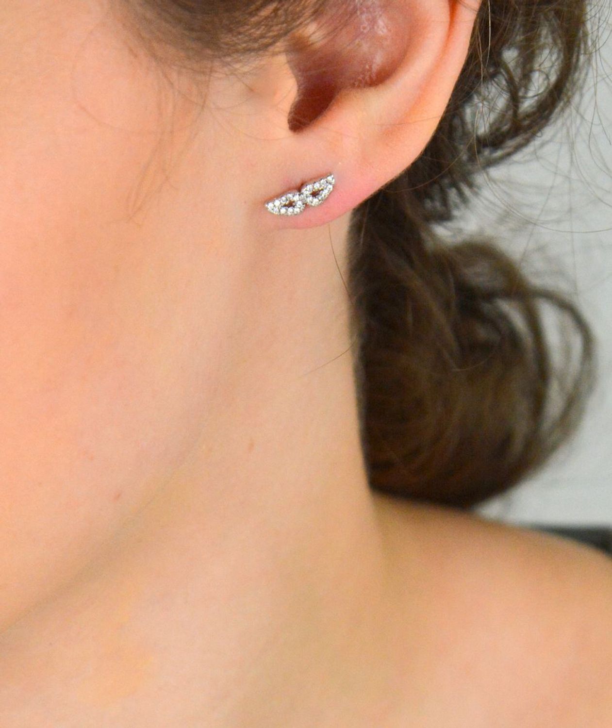 Srebrne kolczyki 925 w kształcie maski, zdobione cyrkoniami. Wymiary 1,2 × 4 mm, zapięcie sztyft. Elegancki, miniaturowy motyw z subtelnym blaskiem.1.jpg