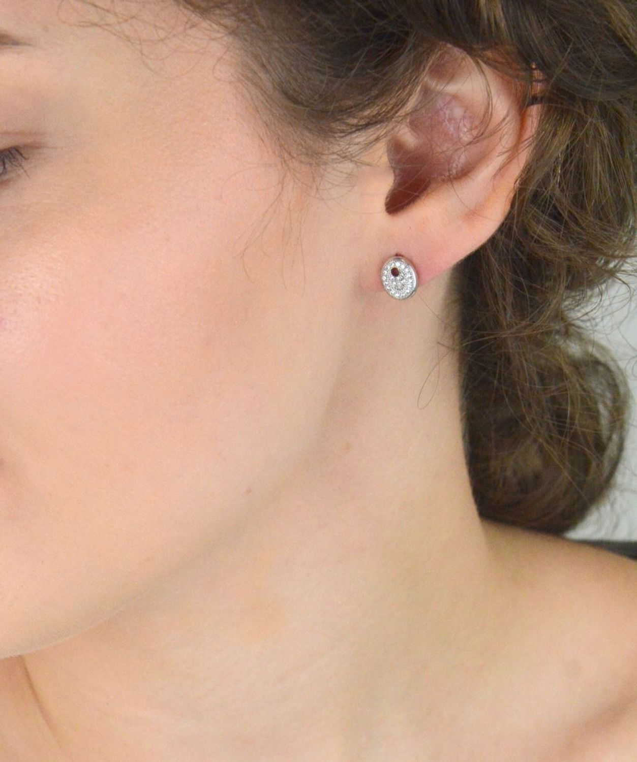 Eleganckie kolczyki srebrne 925 owalne z cyrkoniami. Wymiary zawieszki 9x7 mm, zapięcie na sztyft, waga 1,90 g. Idealne na co dzień i na prezent.1.jpg