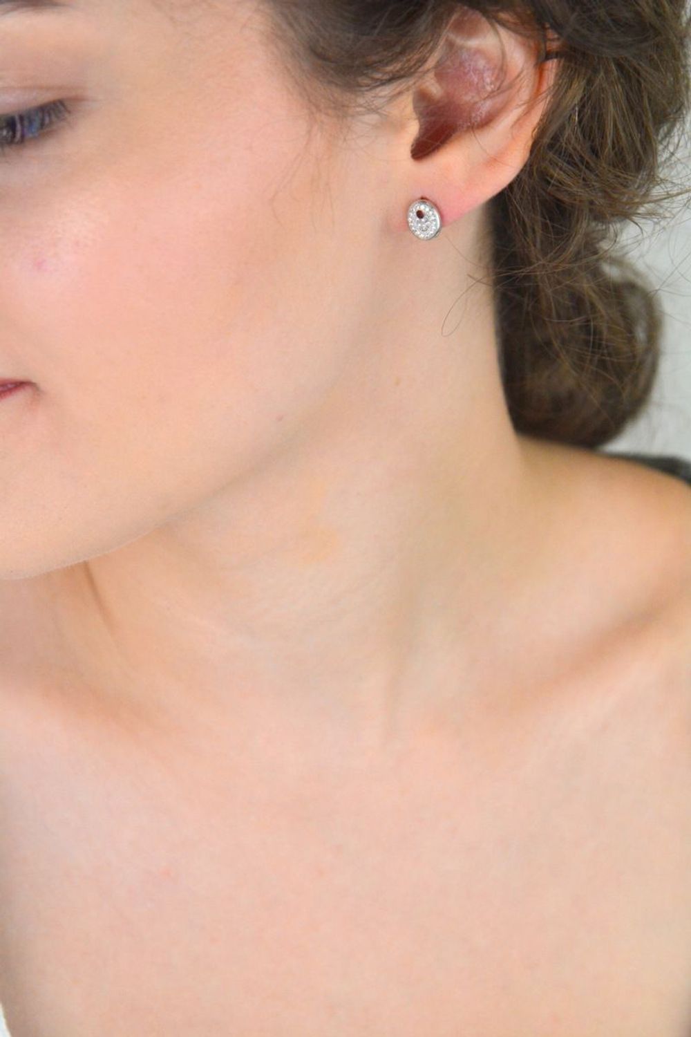 Eleganckie kolczyki srebrne 925 owalne z cyrkoniami. Wymiary zawieszki 9x7 mm, zapięcie na sztyft, waga 1,90 g. Idealne na co dzień i na prezent.1.jpg