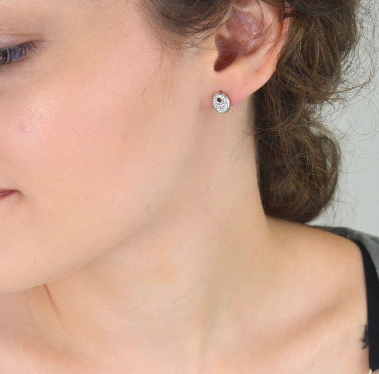 Eleganckie kolczyki srebrne 925 owalne z cyrkoniami. Wymiary zawieszki 9x7 mm, zapięcie na sztyft, waga 1,90 g. Idealne na co dzień i na prezent.1.jpg