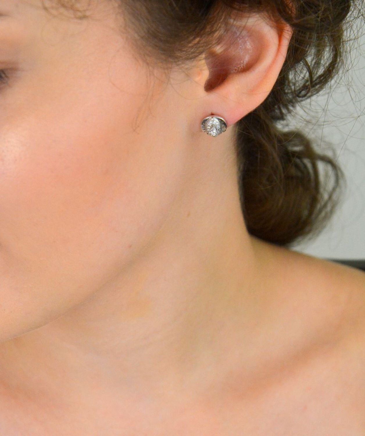 Delikatne kolczyki srebrne 925 — okrągłe, zdobione cyrkoniami. Wielkość 1 cm, waga 2,30 g, zapięcie na sztyft. Minimalistyczna elegancja na co dzień.1.jpg