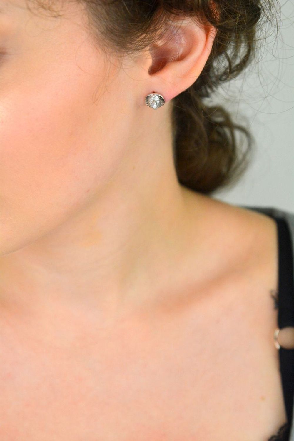 Delikatne kolczyki srebrne 925 — okrągłe, zdobione cyrkoniami. Wielkość 1 cm, waga 2,30 g, zapięcie na sztyft. Minimalistyczna elegancja na co dzień.1.jpg