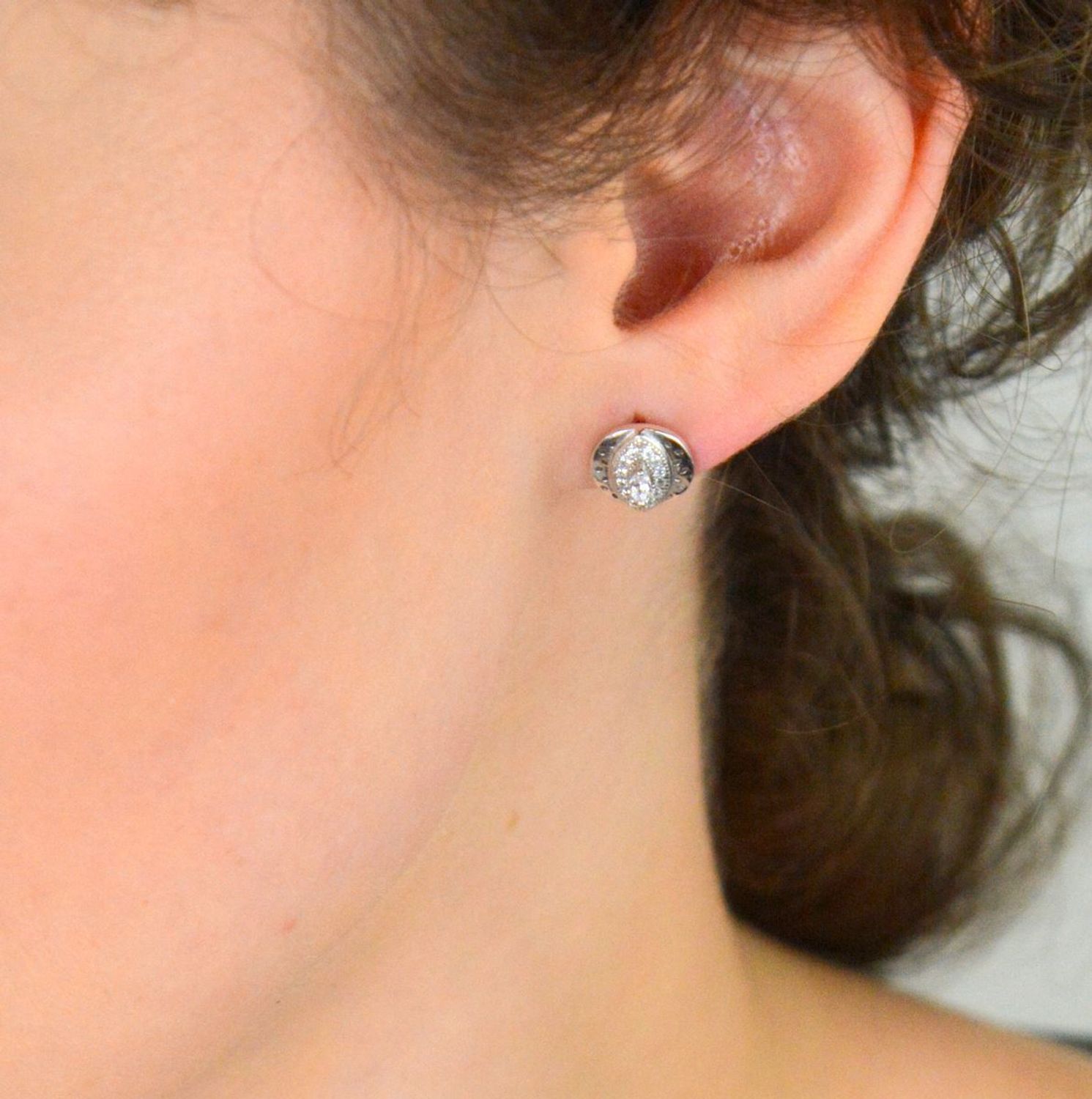 Delikatne kolczyki srebrne 925 — okrągłe, zdobione cyrkoniami. Wielkość 1 cm, waga 2,30 g, zapięcie na sztyft. Minimalistyczna elegancja na co dzień.1.jpg