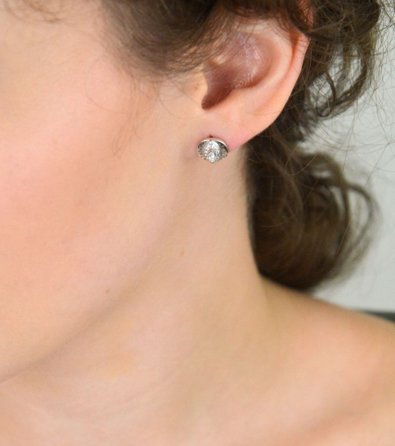 Delikatne kolczyki srebrne 925 — okrągłe, zdobione cyrkoniami. Wielkość 1 cm, waga 2,30 g, zapięcie na sztyft. Minimalistyczna elegancja na co dzień.1.jpg
