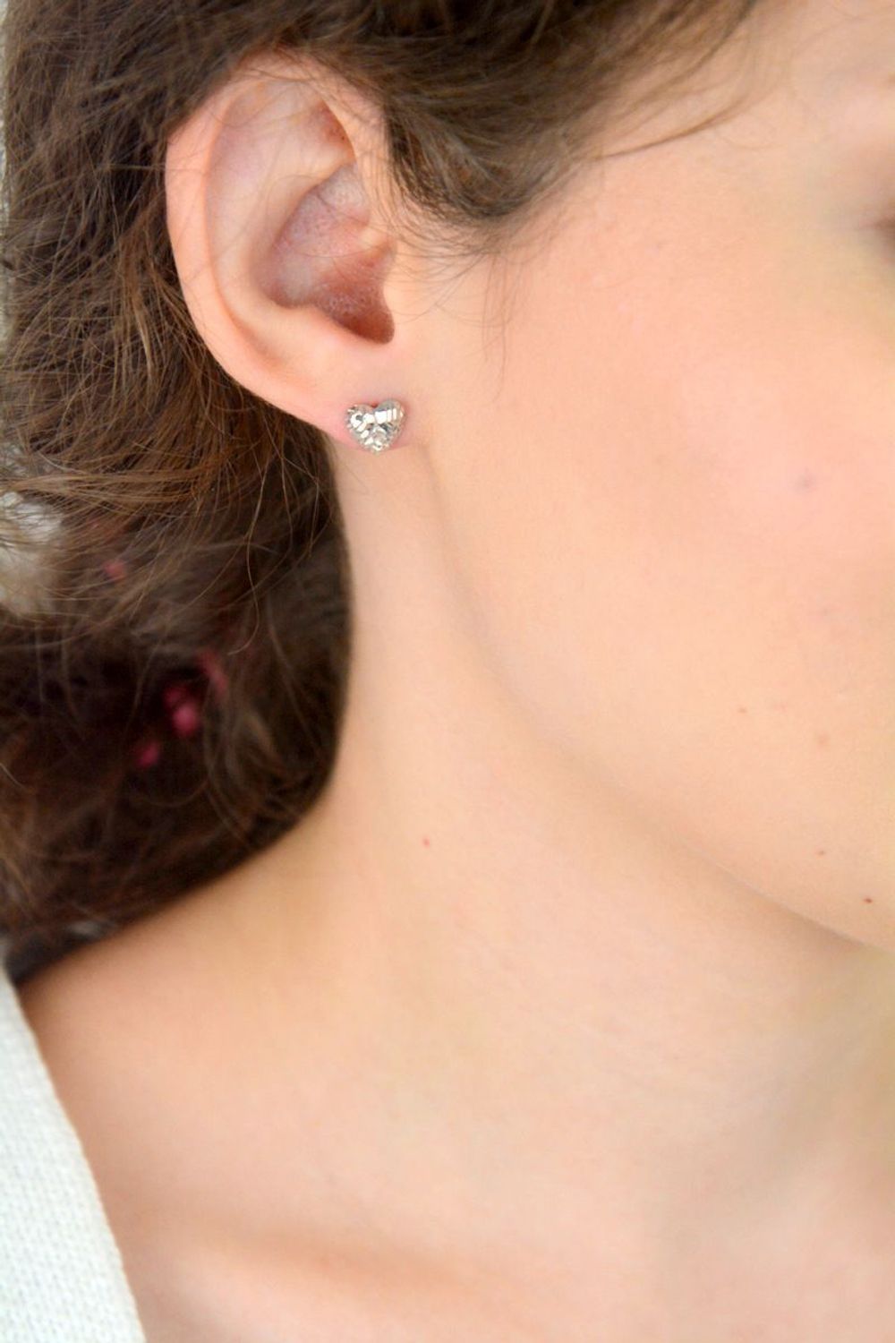 Delikatne kolczyki damskie w kształcie serduszek, wykonane ze srebra próby 925. Ozdobione eleganckim wzorem, z wygodnym zapięciem na sztyft. Waga 1,32 g, wielkość 8 mm. Model DIA-KLC-6843-925.1.jpg