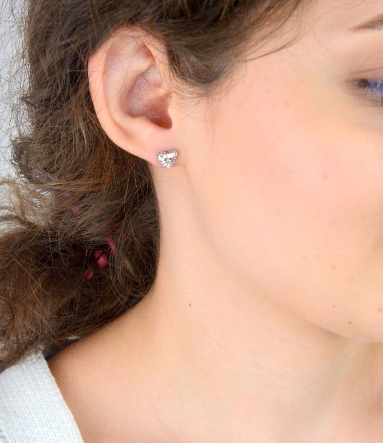 Delikatne kolczyki damskie w kształcie serduszek, wykonane ze srebra próby 925. Ozdobione eleganckim wzorem, z wygodnym zapięciem na sztyft. Waga 1,32 g, wielkość 8 mm. Model DIA-KLC-6843-925.1.jpg