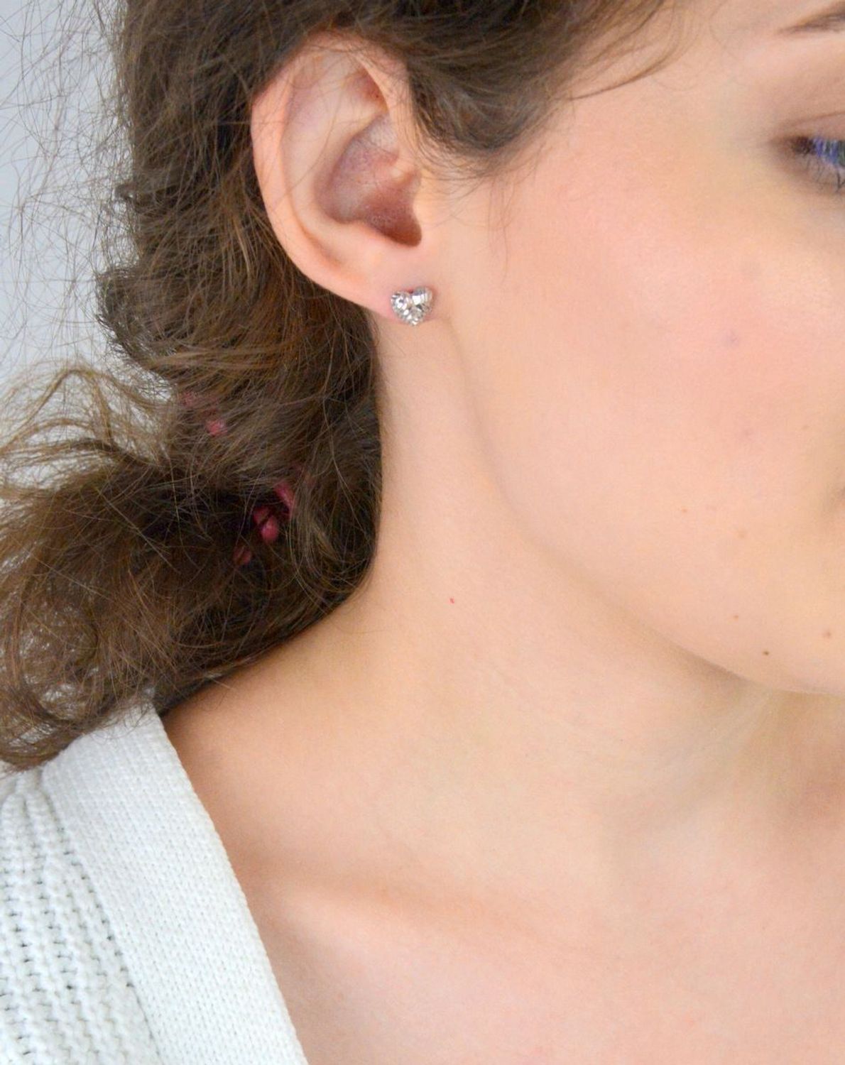 Delikatne kolczyki damskie w kształcie serduszek, wykonane ze srebra próby 925. Ozdobione eleganckim wzorem, z wygodnym zapięciem na sztyft. Waga 1,32 g, wielkość 8 mm. Model DIA-KLC-6843-925.1.jpg