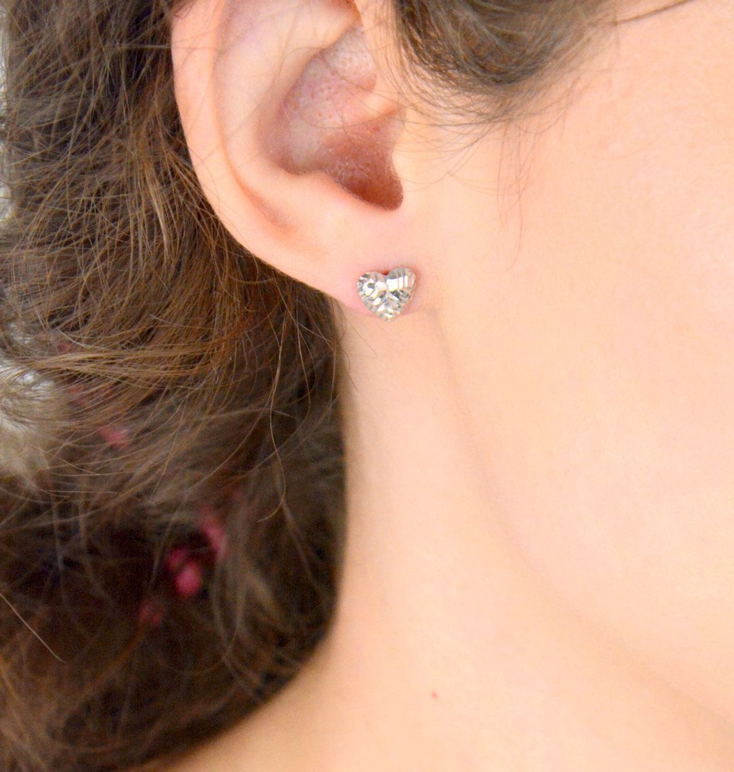 Delikatne kolczyki damskie w kształcie serduszek, wykonane ze srebra próby 925. Ozdobione eleganckim wzorem, z wygodnym zapięciem na sztyft. Waga 1,32 g, wielkość 8 mm. Model DIA-KLC-6843-925.1.jpg