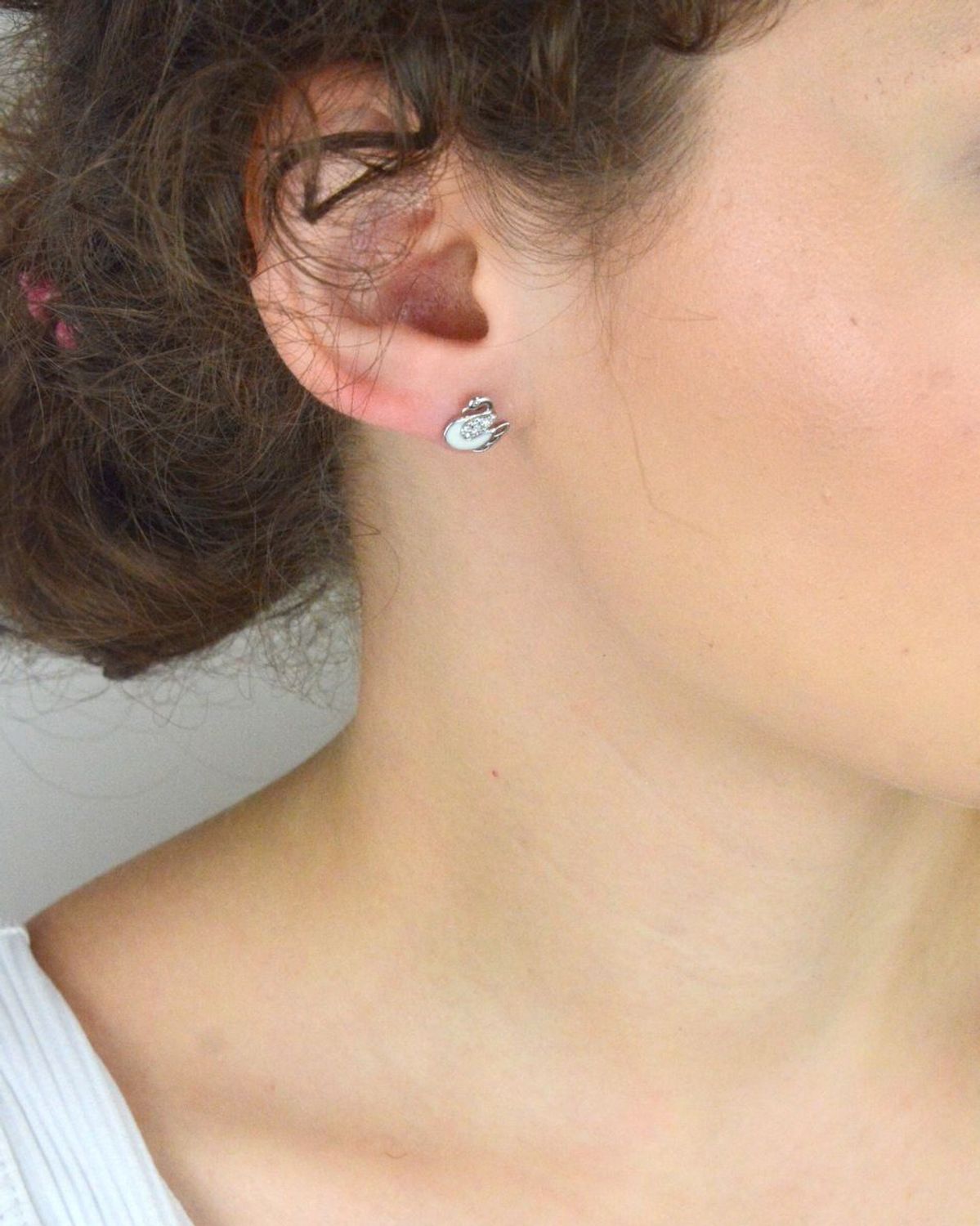 Srebrne kolczyki dziecięce łabędź z białą emalią – srebro 925.jpg