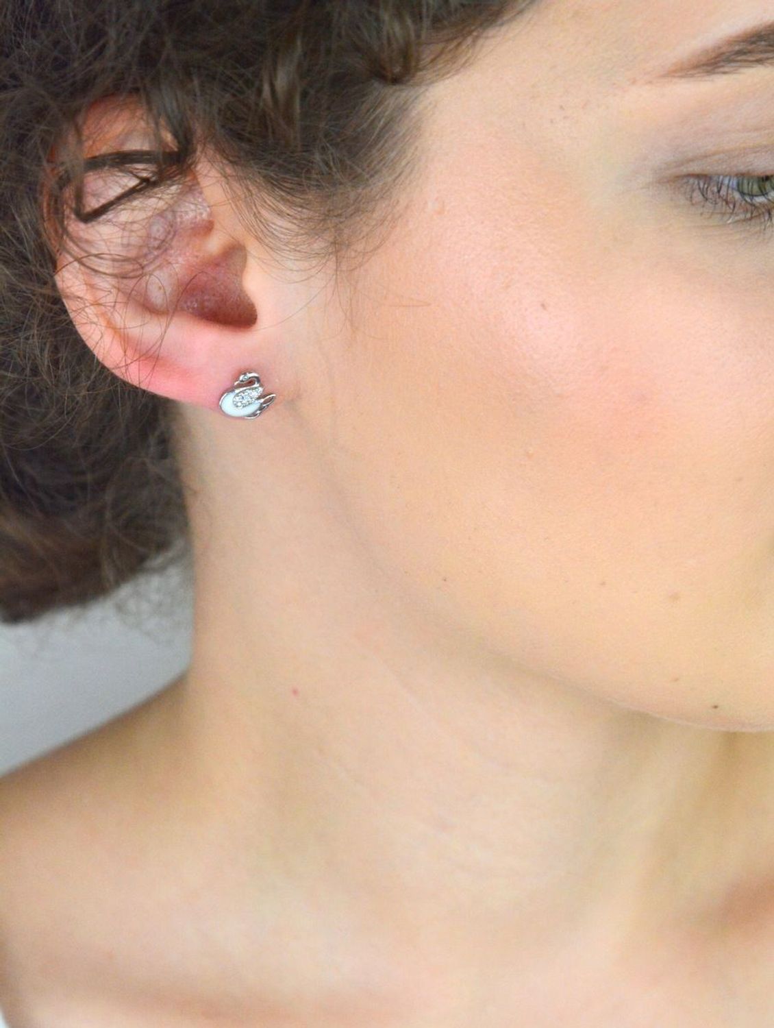 Srebrne kolczyki dziecięce łabędź z białą emalią – srebro 925.jpg