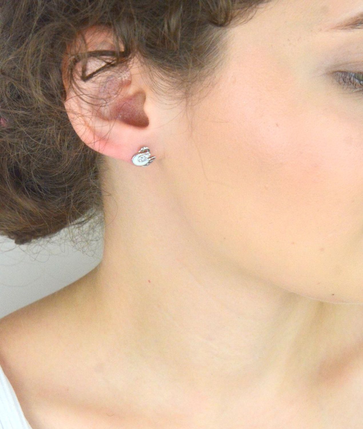 Srebrne kolczyki dziecięce łabędź z białą emalią – srebro 925.jpg