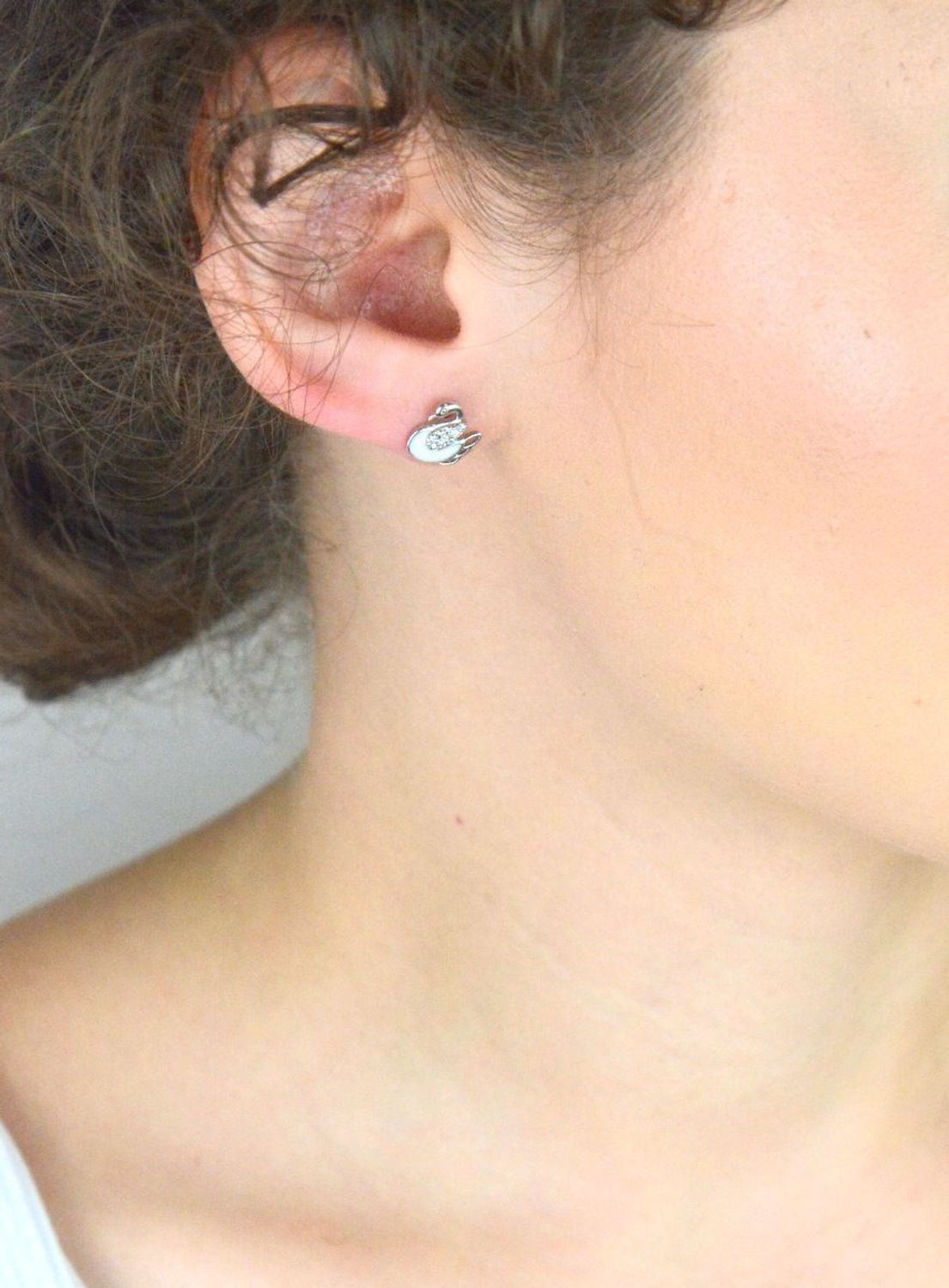 Srebrne kolczyki dziecięce łabędź z białą emalią – srebro 925.jpg