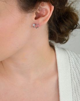 Urocze kolczyki dziecięce srebrne 925 w kształcie baranków, zdobione cyrkoniami. Wymiary 1,3 × 0,8 cm, zapięcie na sztyft. Idealne na prezent dla małej damy (1).JPG