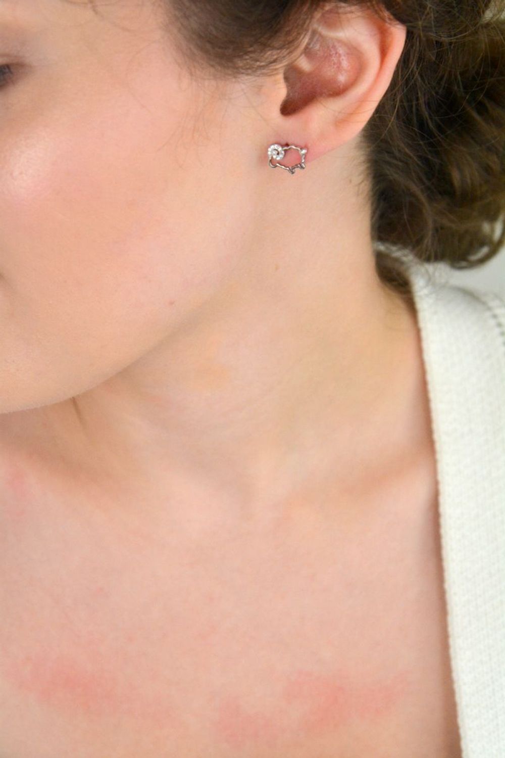 Urocze kolczyki dziecięce srebrne 925 w kształcie baranków, zdobione cyrkoniami. Wymiary 1,3 × 0,8 cm, zapięcie na sztyft. Idealne na prezent dla małej damy.1.jpg