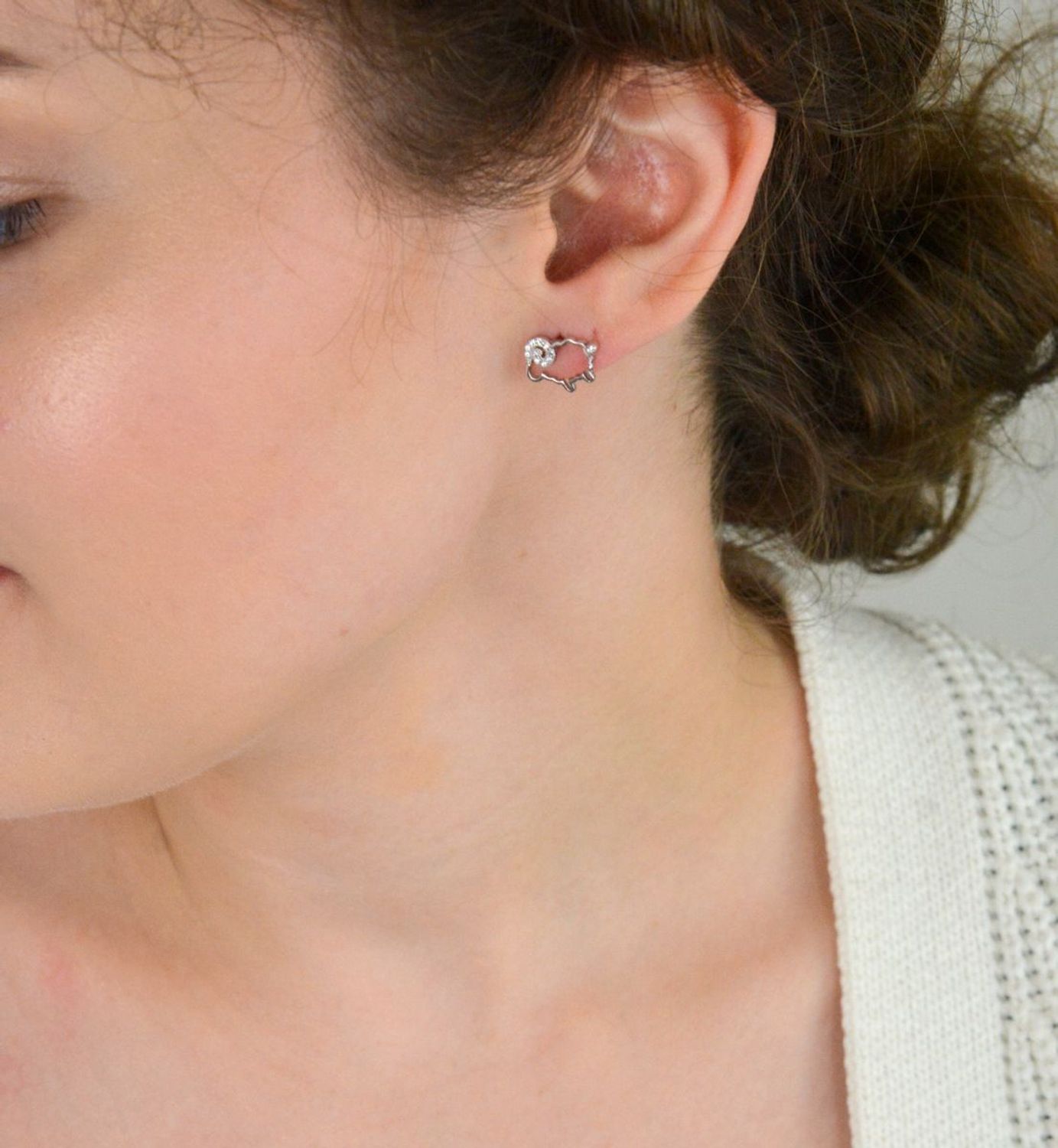 Urocze kolczyki dziecięce srebrne 925 w kształcie baranków, zdobione cyrkoniami. Wymiary 1,3 × 0,8 cm, zapięcie na sztyft. Idealne na prezent dla małej damy.1.jpg