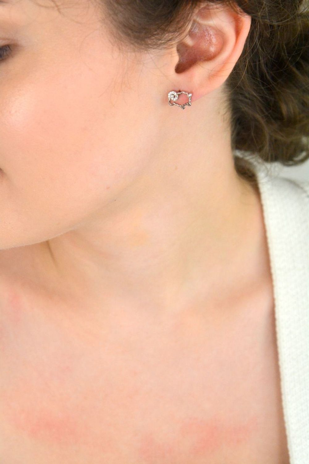 Urocze kolczyki dziecięce srebrne 925 w kształcie baranków, zdobione cyrkoniami. Wymiary 1,3 × 0,8 cm, zapięcie na sztyft. Idealne na prezent dla małej damy.1.jpg