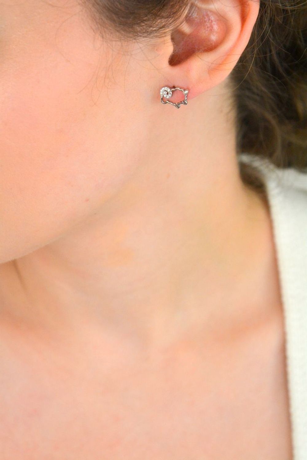 Urocze kolczyki dziecięce srebrne 925 w kształcie baranków, zdobione cyrkoniami. Wymiary 1,3 × 0,8 cm, zapięcie na sztyft. Idealne na prezent dla małej damy.1.jpg