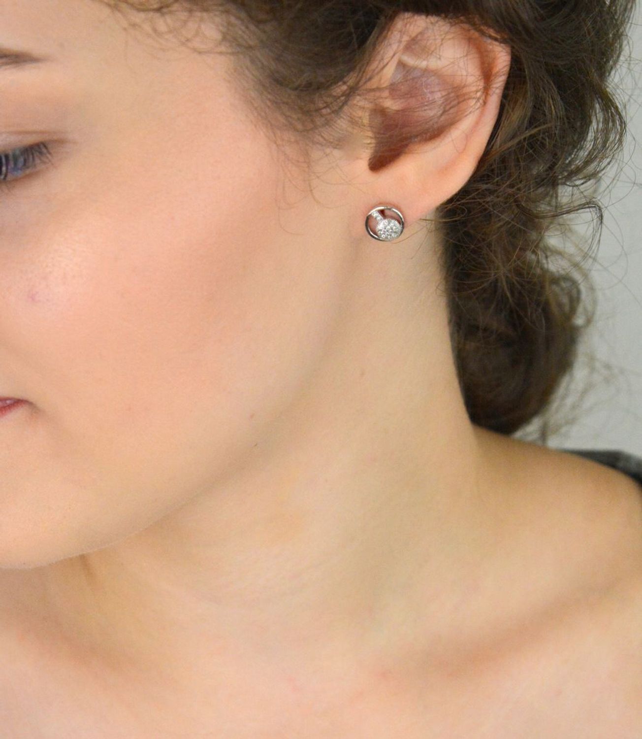 Eleganckie kolczyki damskie ze srebra próby 925, okrągłe, zdobione cyrkoniami. Model DIA-KLC-6847-925, 9 mm, zapięcie na sztyft, waga 2 g.1.jpg