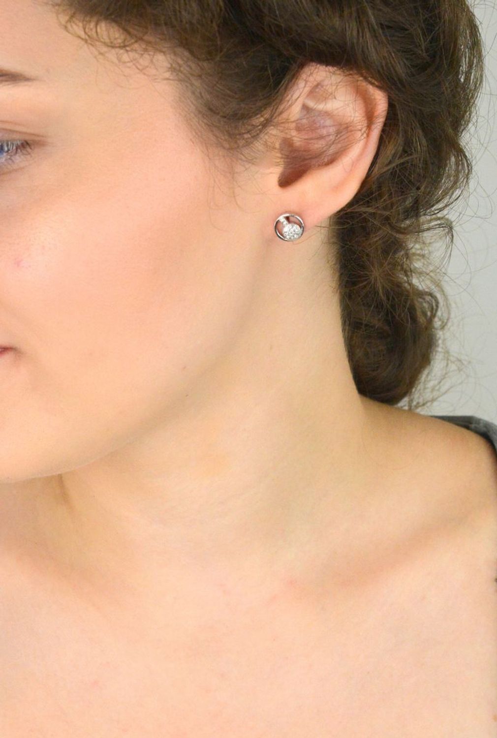 Eleganckie kolczyki damskie ze srebra próby 925, okrągłe, zdobione cyrkoniami. Model DIA-KLC-6847-925, 9 mm, zapięcie na sztyft, waga 2 g.1.jpg